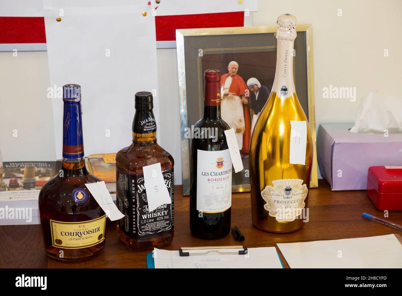 Tombola lors d'un événement de collecte de fonds dans une église catholique.ROYAUME-UNI.Bouteilles  d'alcool comprenant une bouteille de whisky, de brandy Courvoisier, de  Prosecco et un prix de vin rouge.(127 Photo Stock -