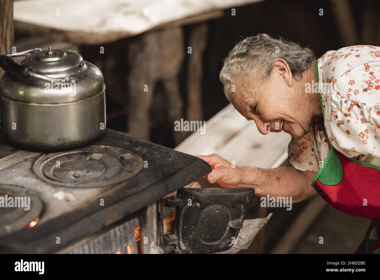 Vieille femme hispanique qui prépare des tortillas de maïs typiques du Costa Rica à Tilaran, Guanacaste, Costa Rica Banque D'Images