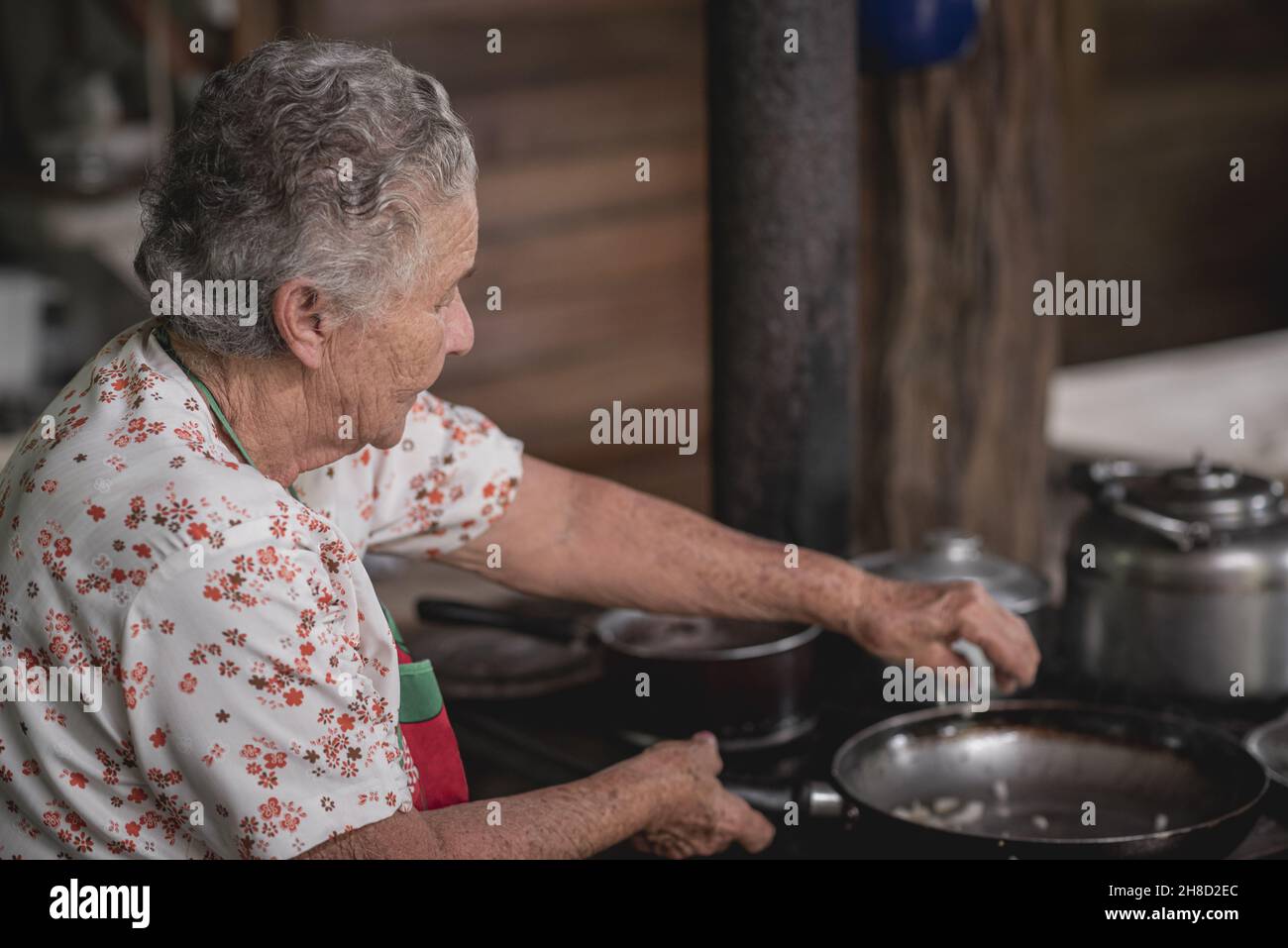 Vieille femme hispanique qui prépare des tortillas de maïs typiques du Costa Rica à Tilaran, Guanacaste, Costa Rica Banque D'Images