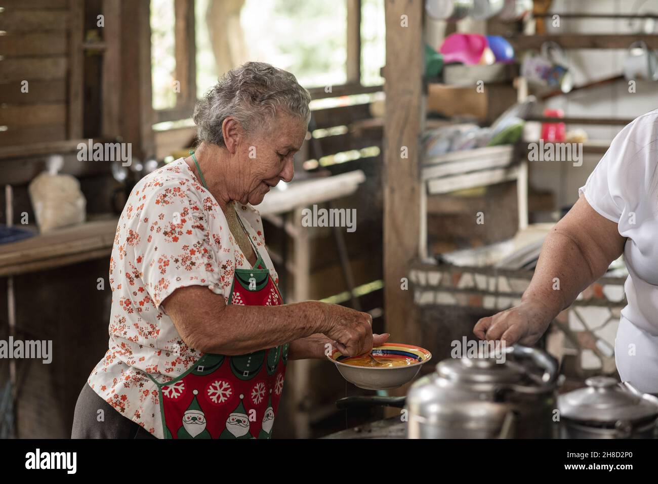 Vieille femme hispanique faisant typique pour le Costa Rica tortillas de maïs à Tilaran, Guanacaste, Costa Rica Banque D'Images