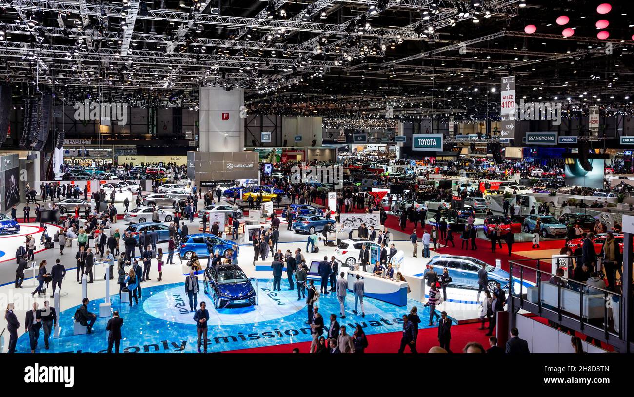 Visiteurs et voitures au 85e salon international de l'automobile de Genève.Suisse - 3 mars 2015 Banque D'Images