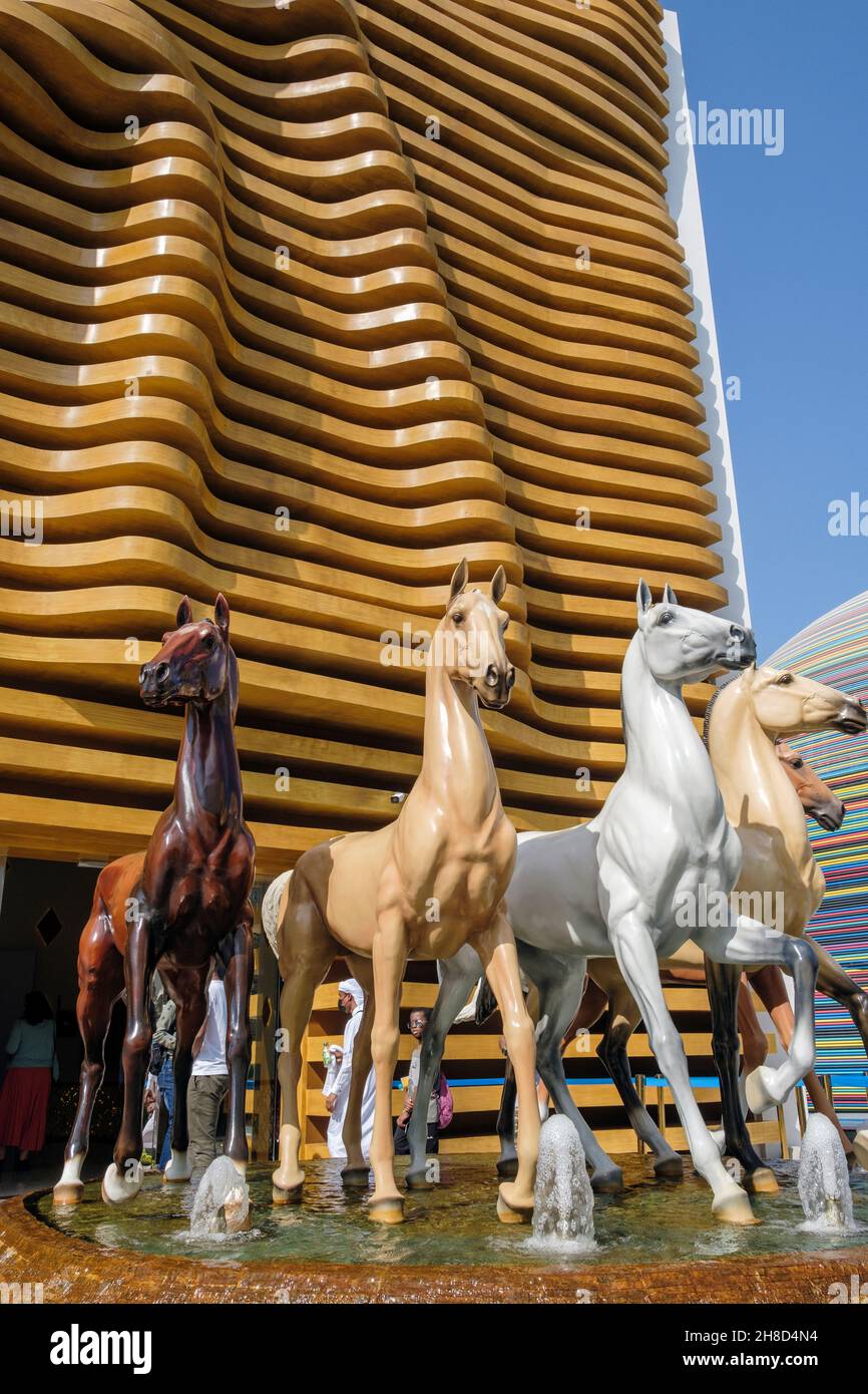 Une sculpture de fontaine mettant en vedette des chevaux Akhal-Teke devant le pavillon du Turkménistan à l'Expo 2020, Dubaï Banque D'Images