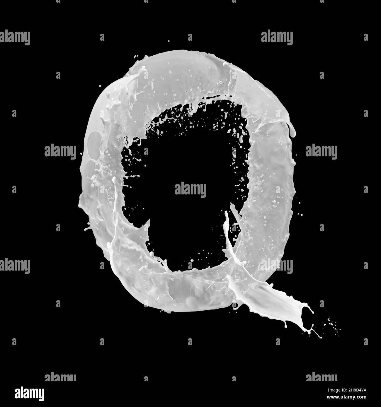 Lettre Q faite de lait en éclaboussures, isolée sur fond noir Banque D'Images