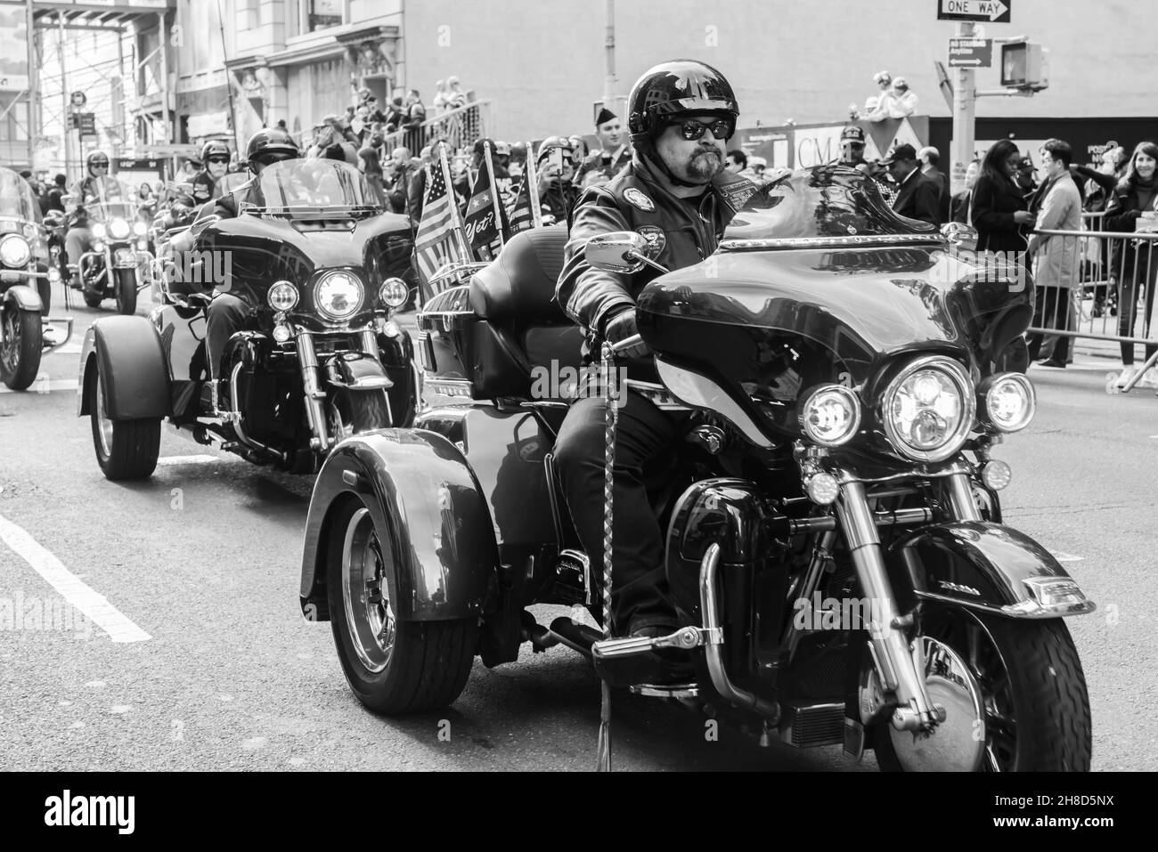 Manhattan, 5th Avenue, New York City États-Unis : 11 novembre 2021 : défilé annuel de la fête des anciens combattants; les cyclistes appuient les anciens combattants Banque D'Images