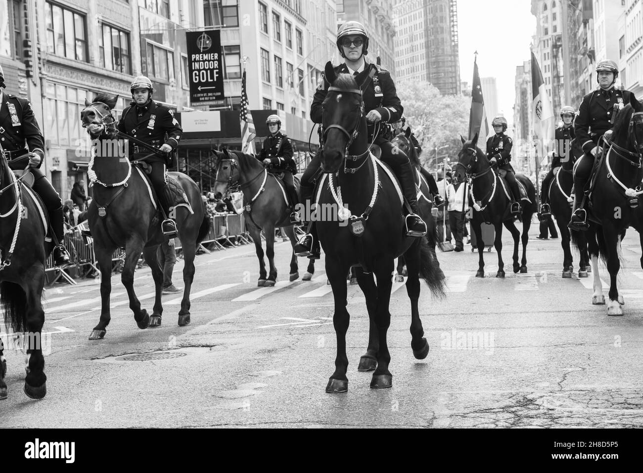 Manhattan, 5th Avenue, New York City États-Unis: 11 novembre 2021: Défilé annuel de la fête des vétérans; parade ouverte de la police de NYPD à cheval Banque D'Images