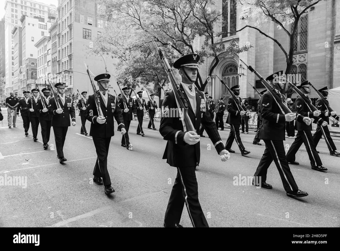 Manhattan, 5th Avenue, New York City Etats-Unis: 11 novembre 2021: Défilé annuel de la fête des anciens combattants; classe de maître de manutention de fusils à carabine Banque D'Images