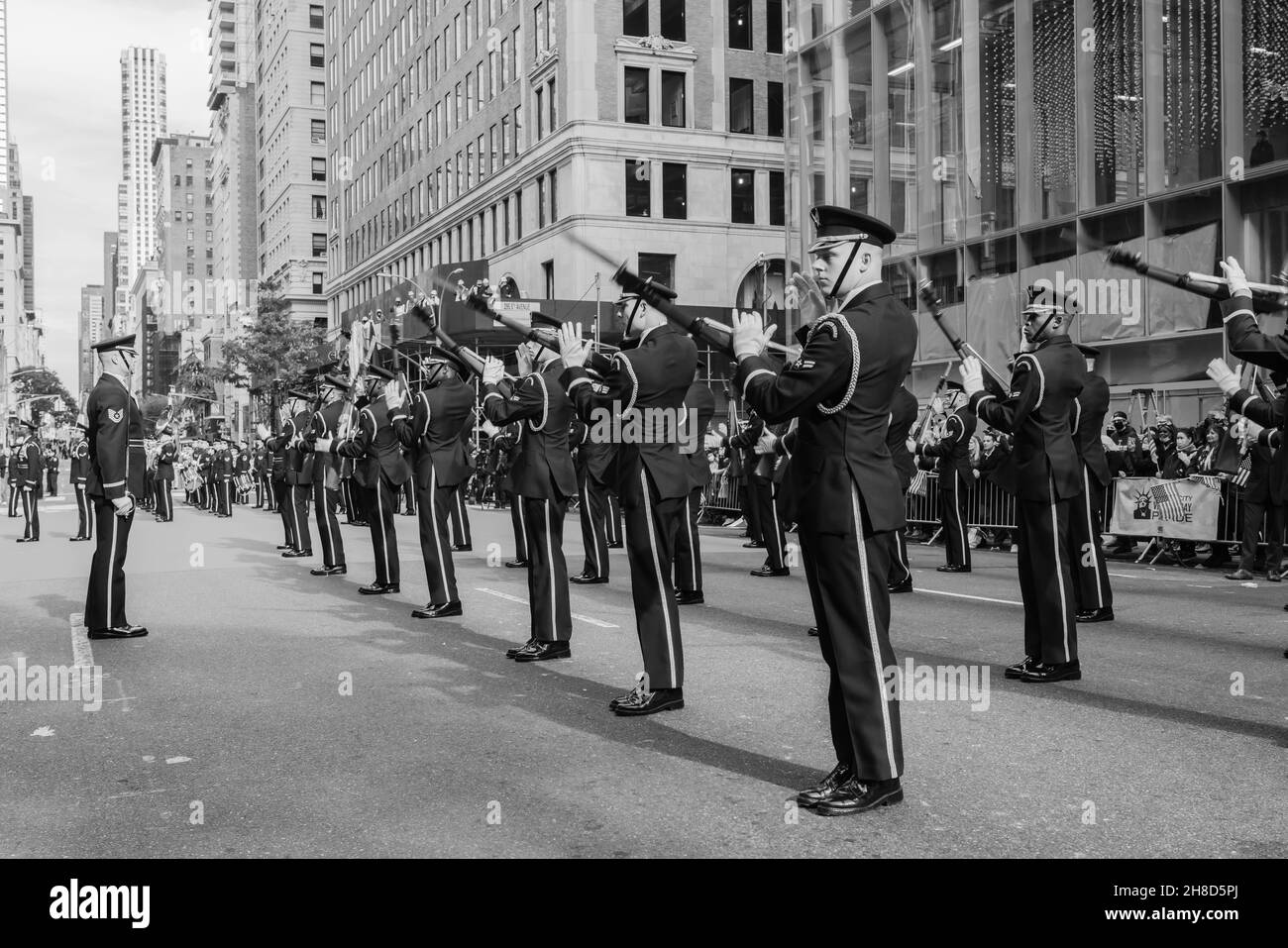 Manhattan, 5th Avenue, New York City Etats-Unis: 11 novembre 2021: Défilé annuel de la fête des anciens combattants; classe de maître de manutention de fusils à carabine Banque D'Images