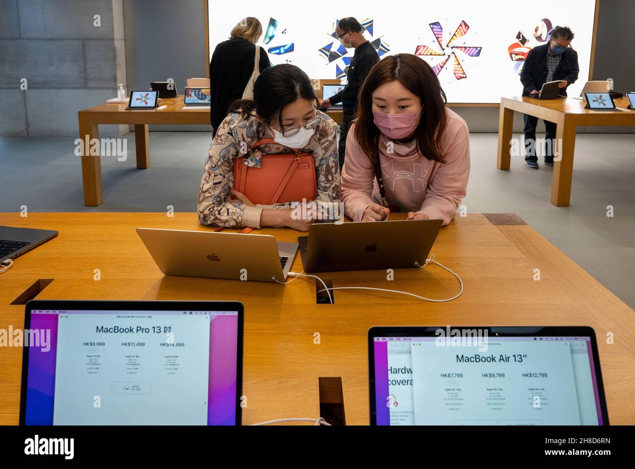 Hong Kong, Chine.29 novembre 2021.Les acheteurs sont vus en utilisant un ordinateur portable MacBook Pro avec de nouvelles puces d'ordinateur M1 Pro et M1 Max dans un magasin Apple à Hong Kong.(Photo de Budrul Chukrut/SOPA Images/Sipa USA) crédit: SIPA USA/Alay Live News Banque D'Images