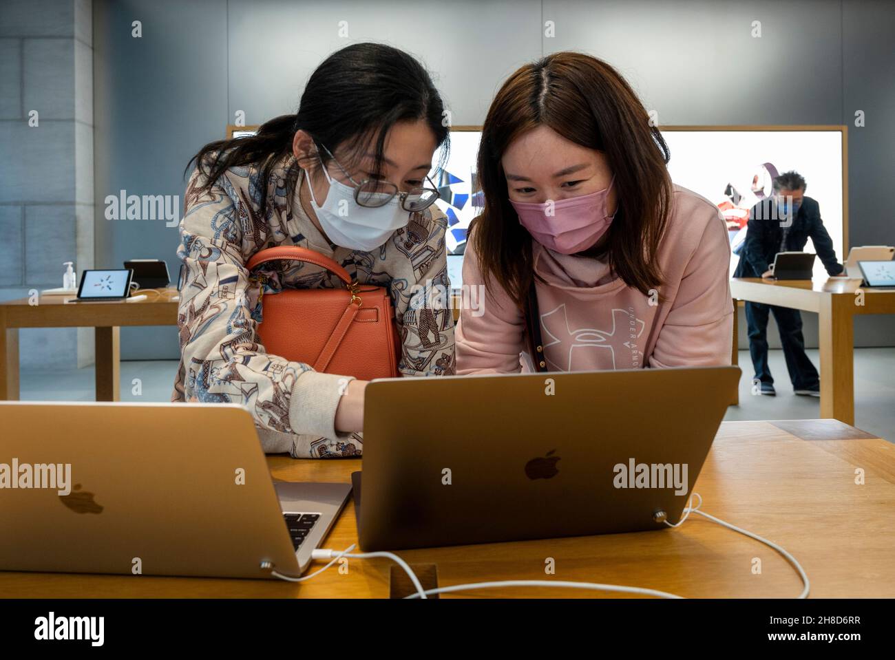 Hong Kong, Chine.29 novembre 2021.Les acheteurs sont vus en utilisant un ordinateur portable MacBook Pro avec de nouvelles puces d'ordinateur M1 Pro et M1 Max dans un magasin Apple à Hong Kong.(Photo de Budrul Chukrut/SOPA Images/Sipa USA) crédit: SIPA USA/Alay Live News Banque D'Images