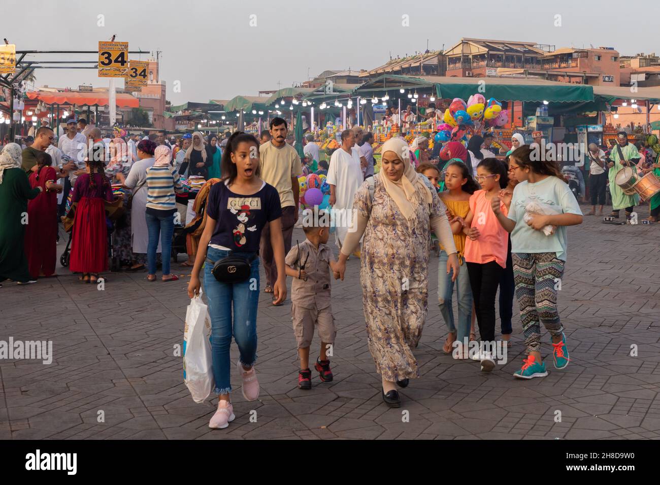 Un shopping familial marocain dans la médina de Marrakech en fin d'après-midi d'été. Banque D'Images