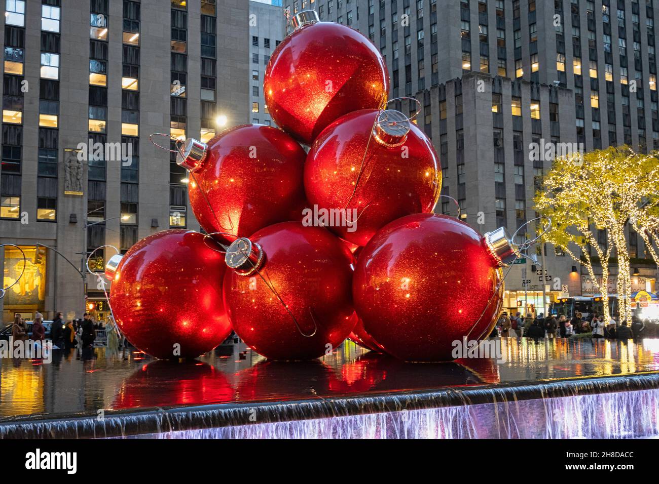 Ornements de Noël géant, Reflecting Pool, 1251 Avenue of the Americas, New York City, USA Banque D'Images