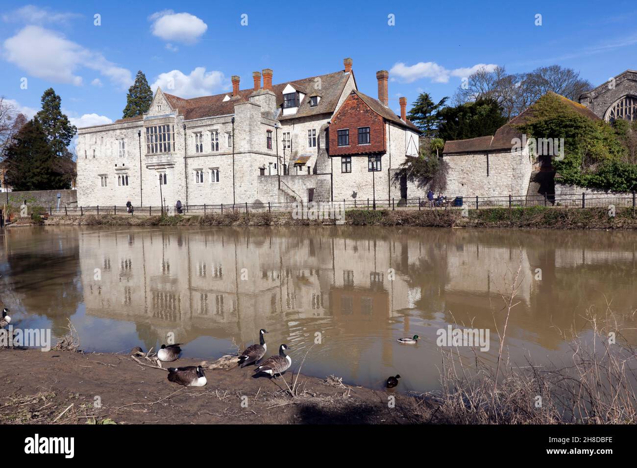 Vue, de l'autre côté de la rivière Medway, de la Pallace des archevêques, à Maidstone, dans le Kent Banque D'Images