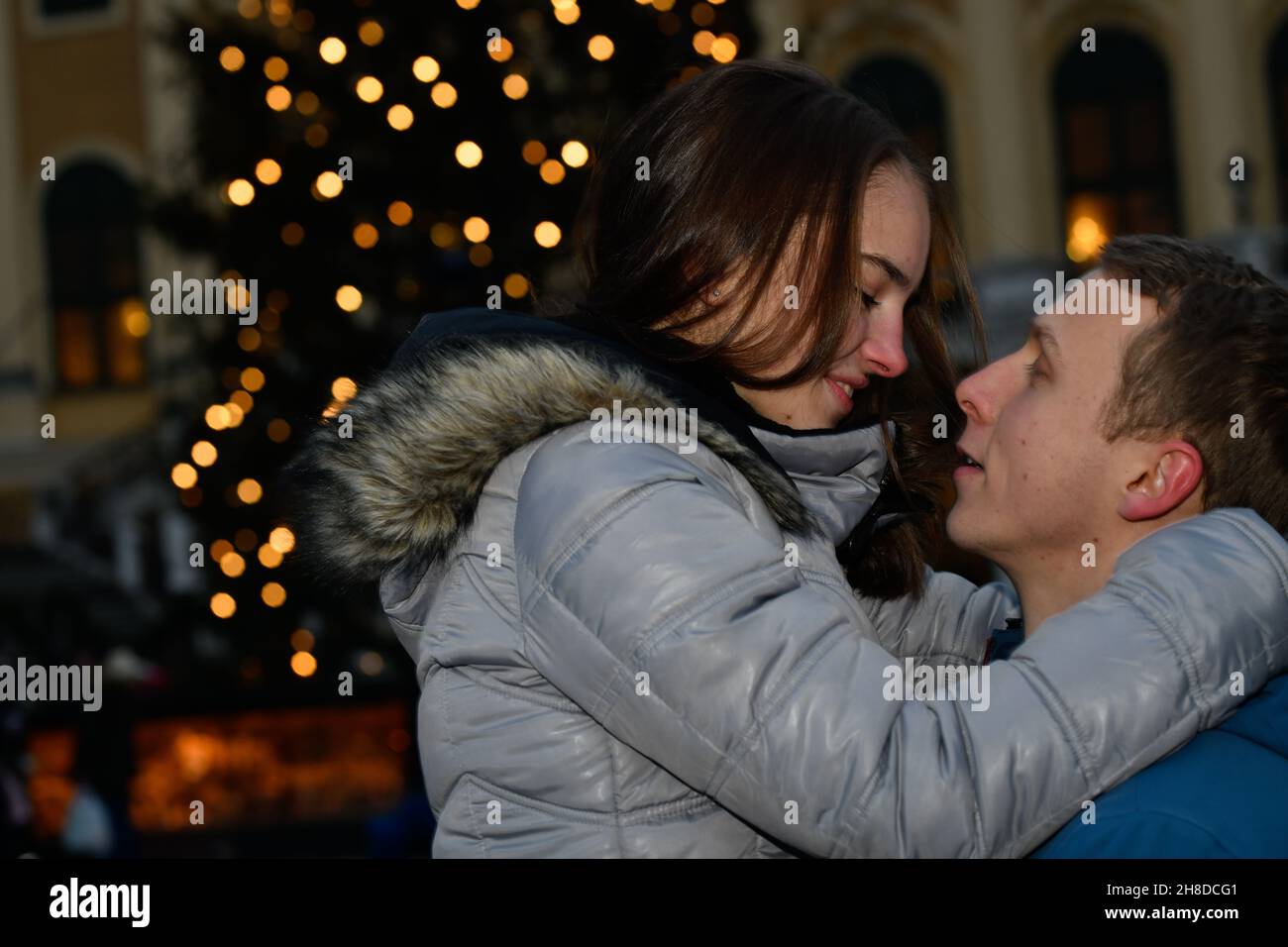 Un jeune couple en amour se fait huer au marché de Noël. Banque D'Images