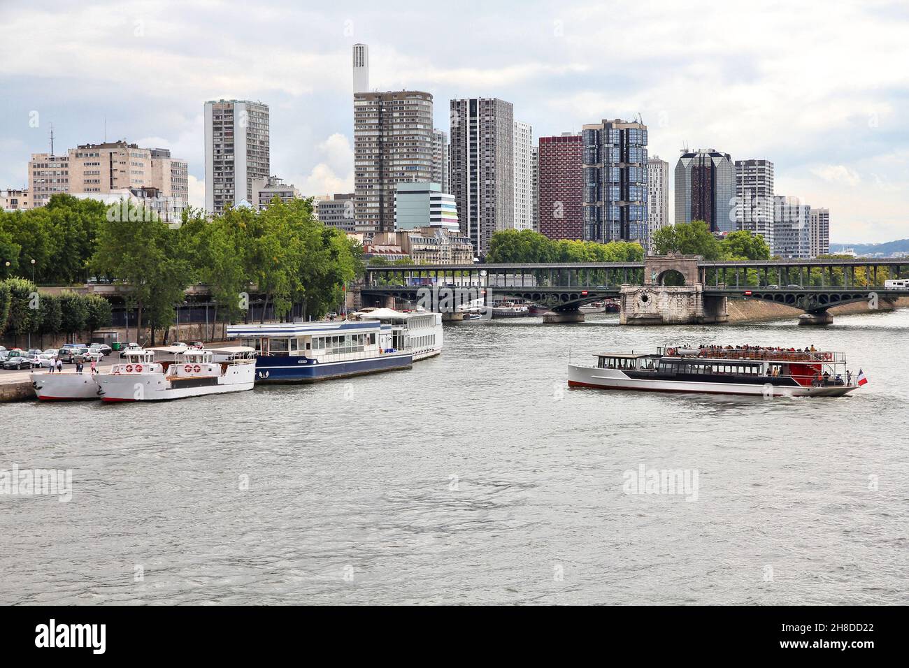 Ville de Paris, ligne d'horizon moderne avec le quartier de Beaugrenelle et le pont de Bir-Hakeim. Banque D'Images