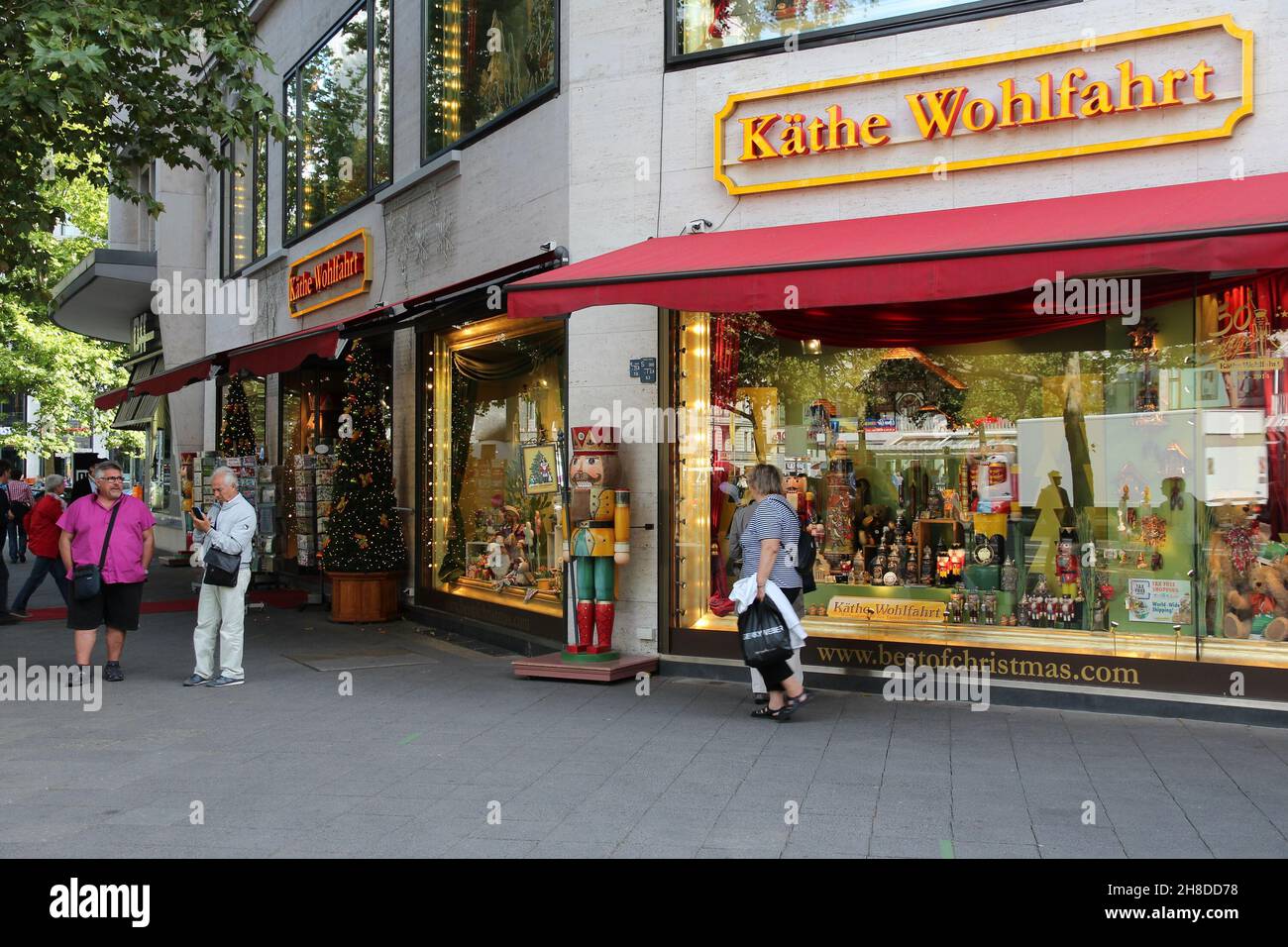 BERLIN, ALLEMAGNE - 27 AOÛT 2014 : les gens visitent le magasin de Noël spécialisé Kathe Wohlfahrt sur la célèbre avenue Kurfurstendamm (Ku'Damm) à Berlin. Banque D'Images