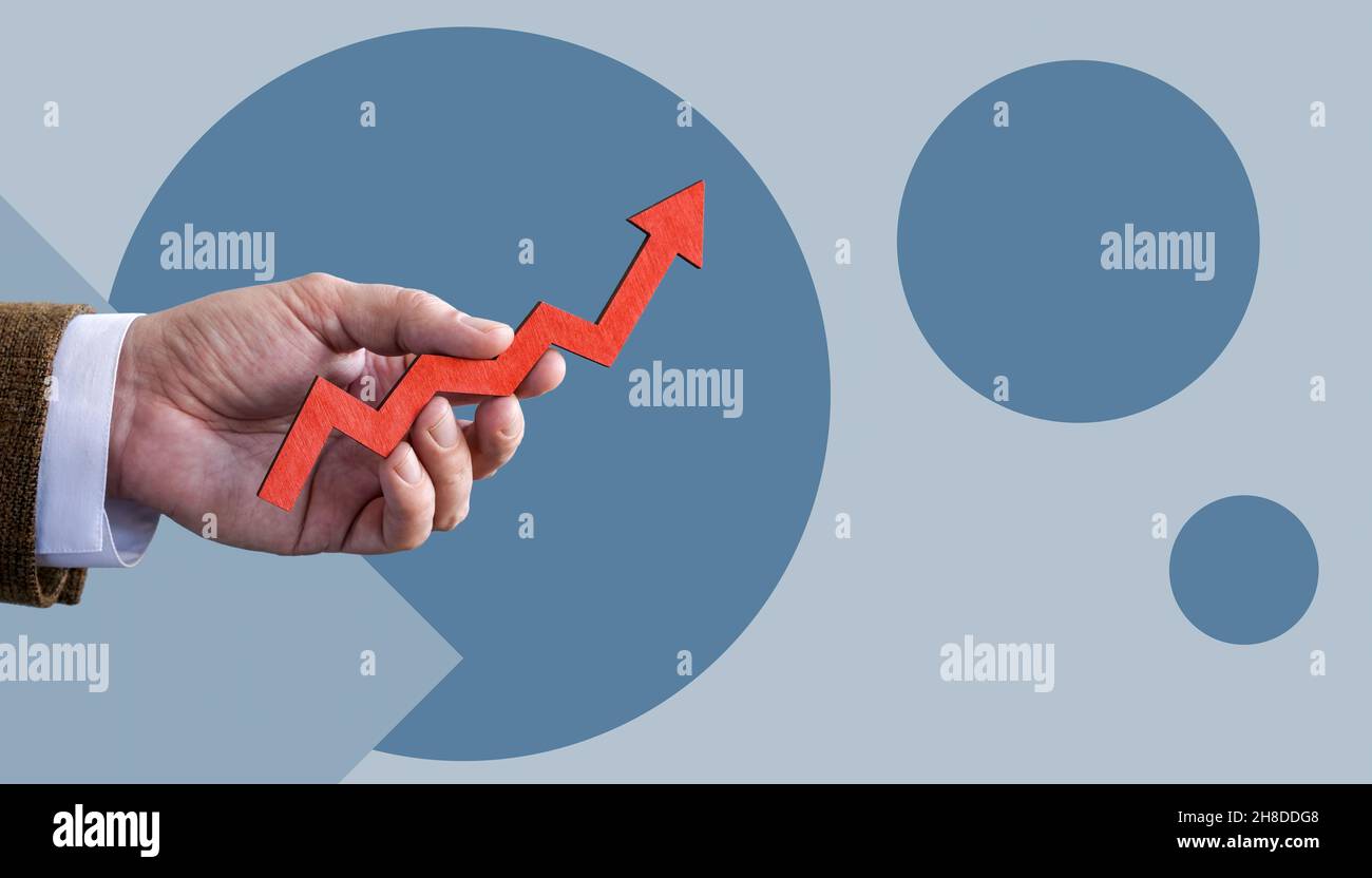 La main tient une flèche montante.Concept de croissance de l'entreprise. Banque D'Images