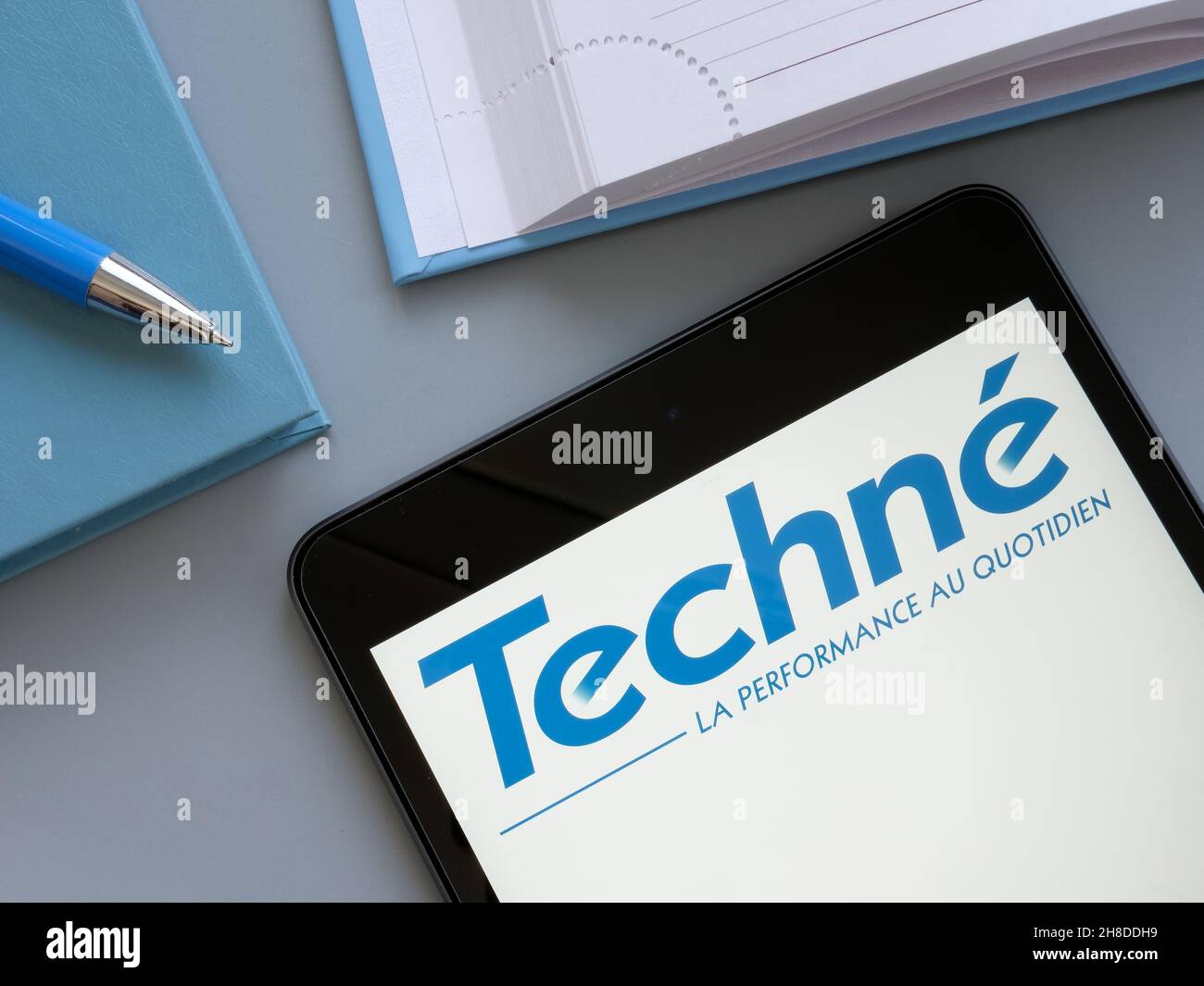 KIEV, UKRAINE - 21 octobre 2021.Logo et stylo du groupe Techne. Banque D'Images