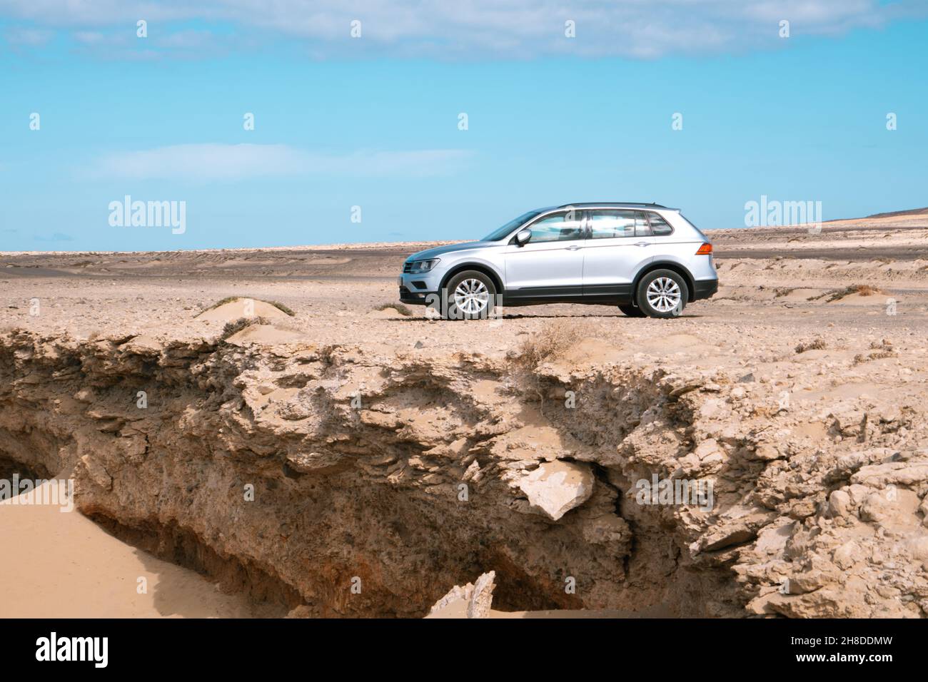 VW Tiguan sur une falaise Banque D'Images