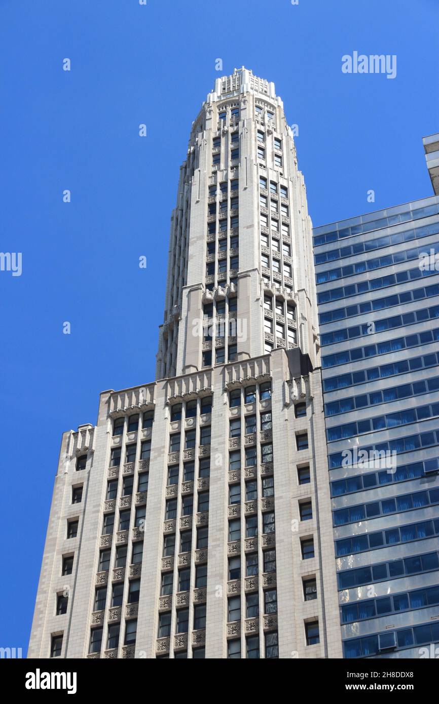 CHICAGO, USA - 27 JUIN 2013 : gratte-ciel néo-gothique de la Mather Tower à Chicago.Il fait partie du quartier historique Michigan-Wacker et abrite un hôtel. Banque D'Images