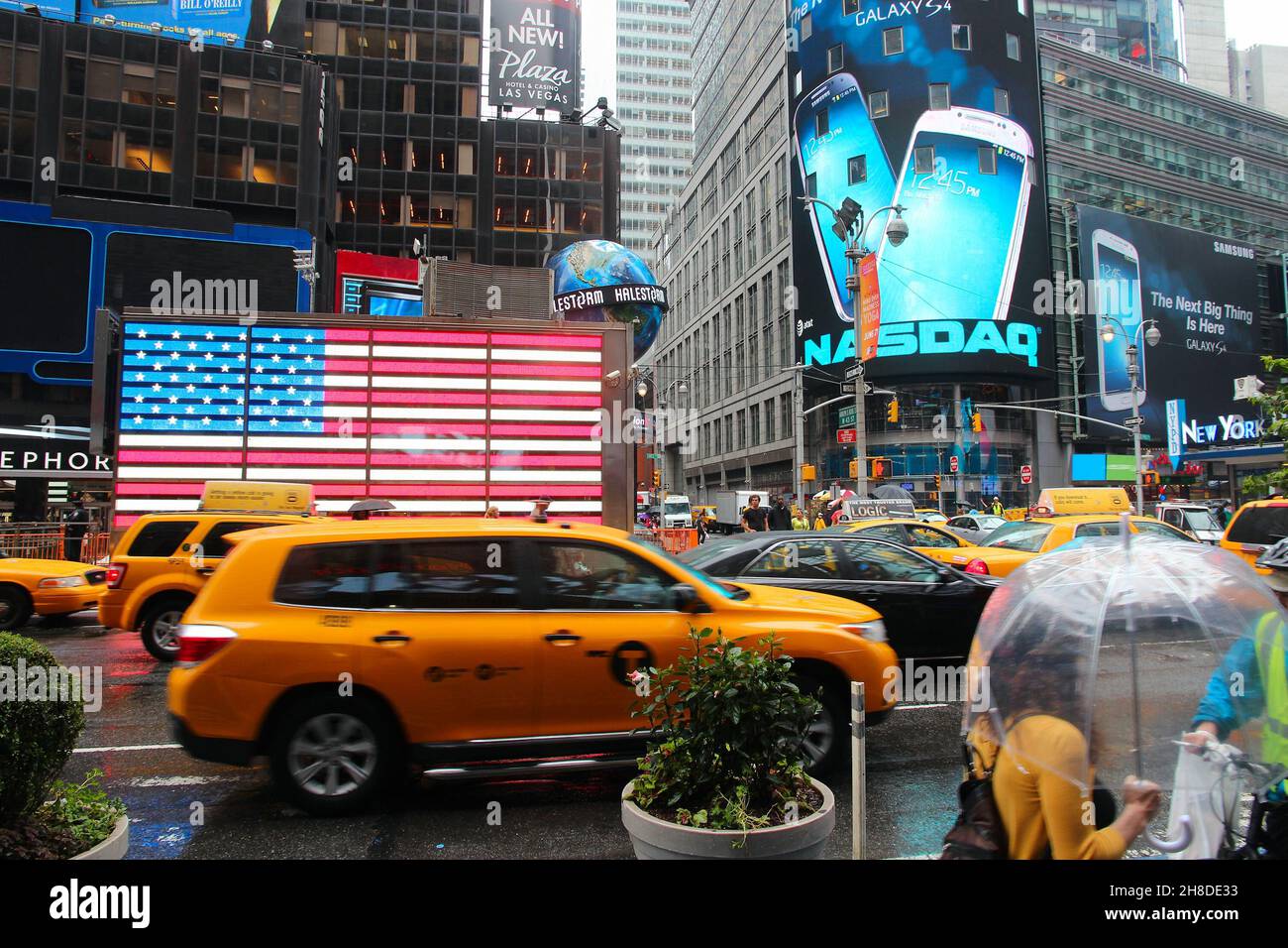 NEW YORK, USA - 10 juin 2013 : les taxis jaunes dur sous la pluie à Times Square, New York City. Times Square possède plus de 39 millions de visiteurs annuels. C'est un im Banque D'Images NEW YORK, USA - 10 juin 2013 : les taxis jaunes dur sous la pluie à Times Square, New York City. Times Square possède plus de 39 millions de visiteurs annuels. C'est un im Banque D'Images