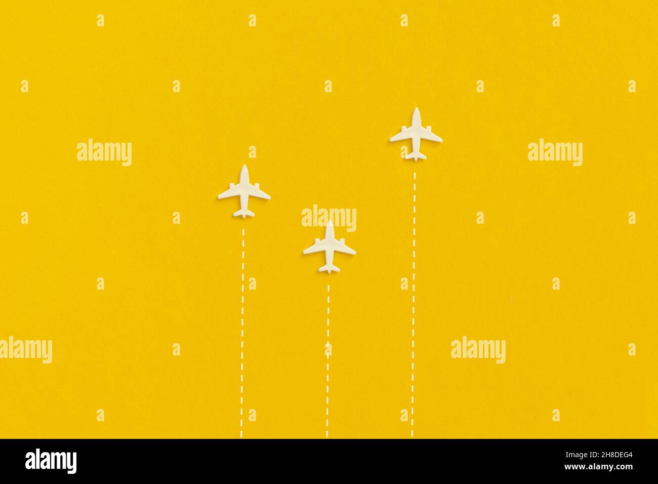 Avions sur fond jaune.Vue de dessus.Pose à plat. Banque D'Images