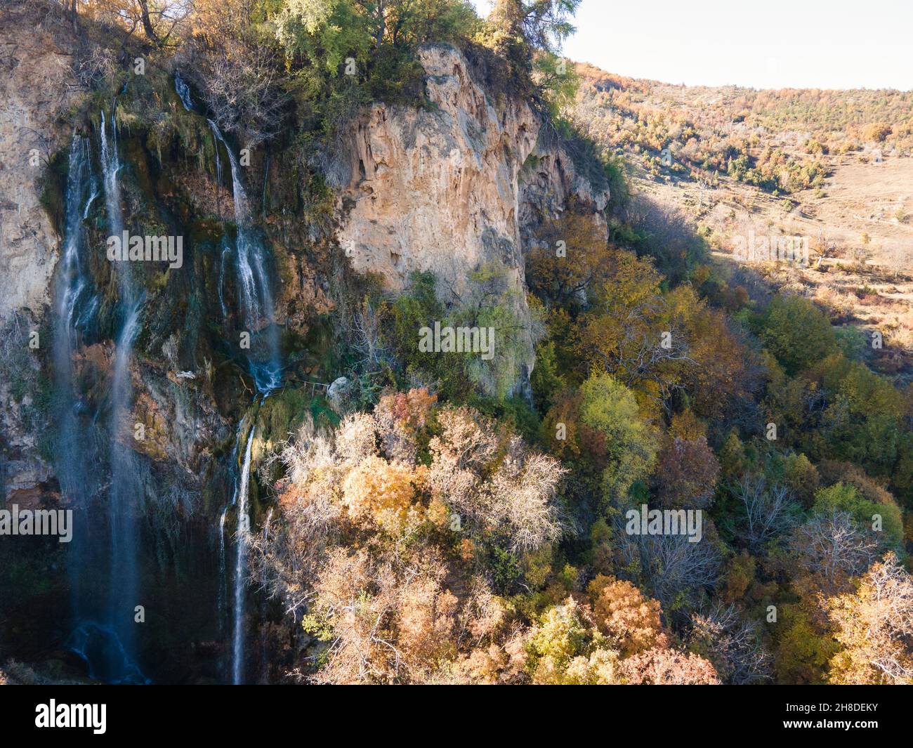 Vue aérienne en automne de la cascade Polska Skakavitsa à la montagne Zemen, région de Kyustendil, Bulgarie Banque D'Images