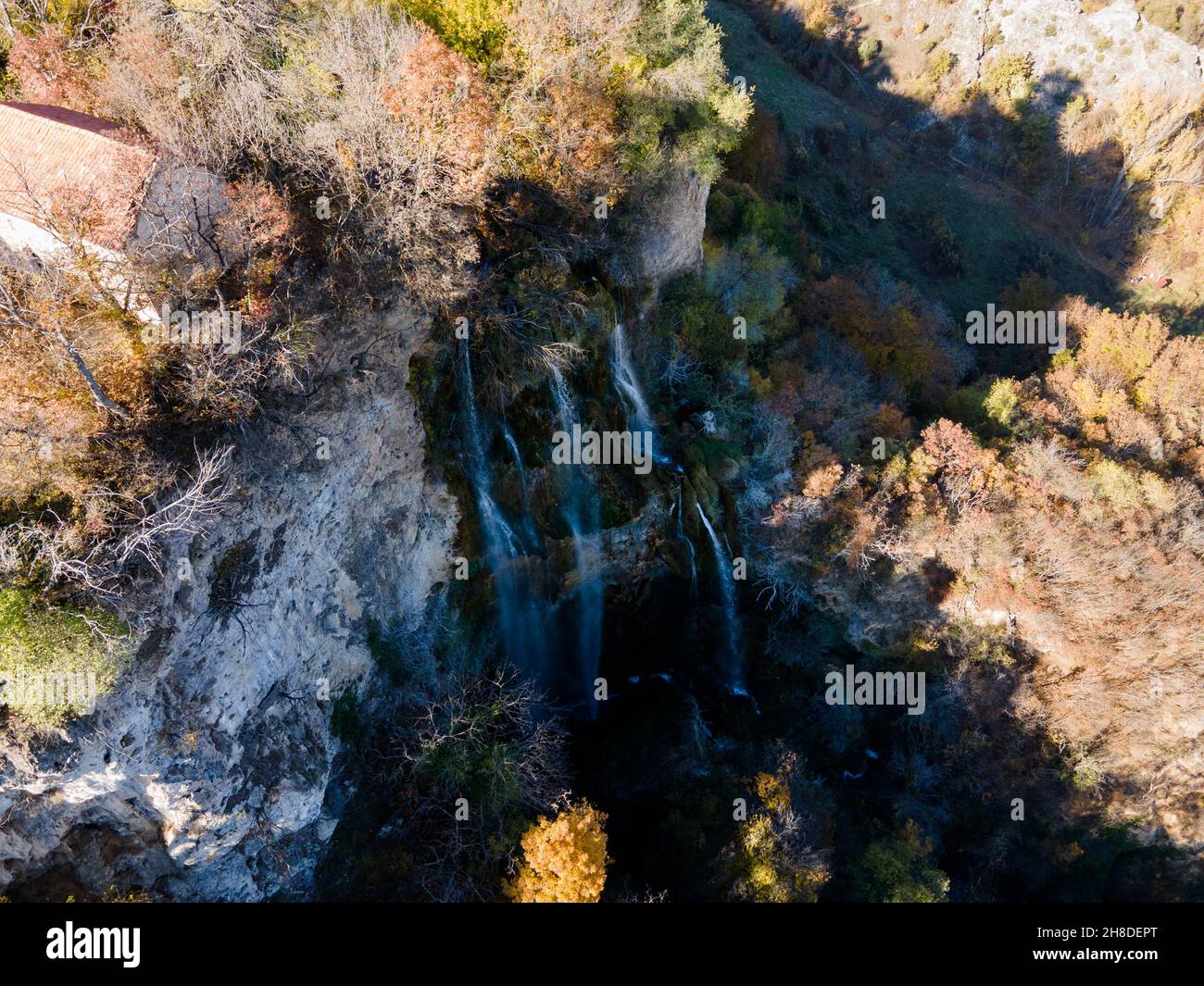 Vue aérienne en automne de la cascade Polska Skakavitsa à la montagne Zemen, région de Kyustendil, Bulgarie Banque D'Images