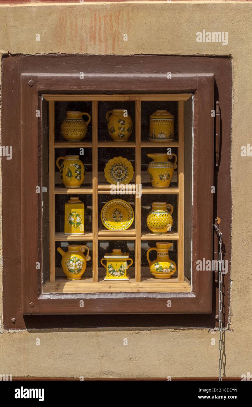 Une exposition de poterie jaune vif remplit la fenêtre d'une petite boutique dans la Golden Lane médiévale de Prague Banque D'Images