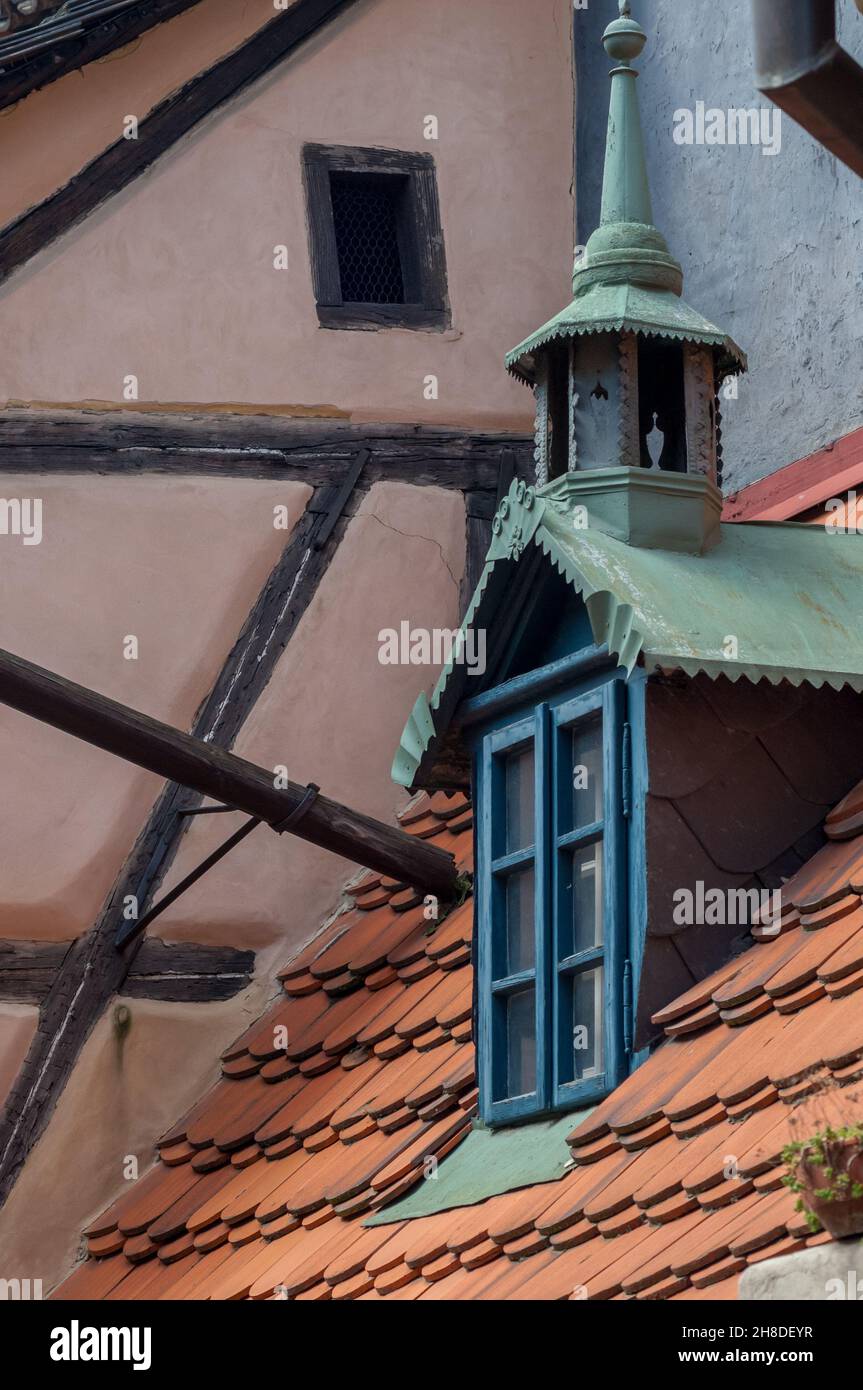 Un dormeur orné sur un petit bâtiment dans la Golden Lane médiévale du château de Prague. Banque D'Images