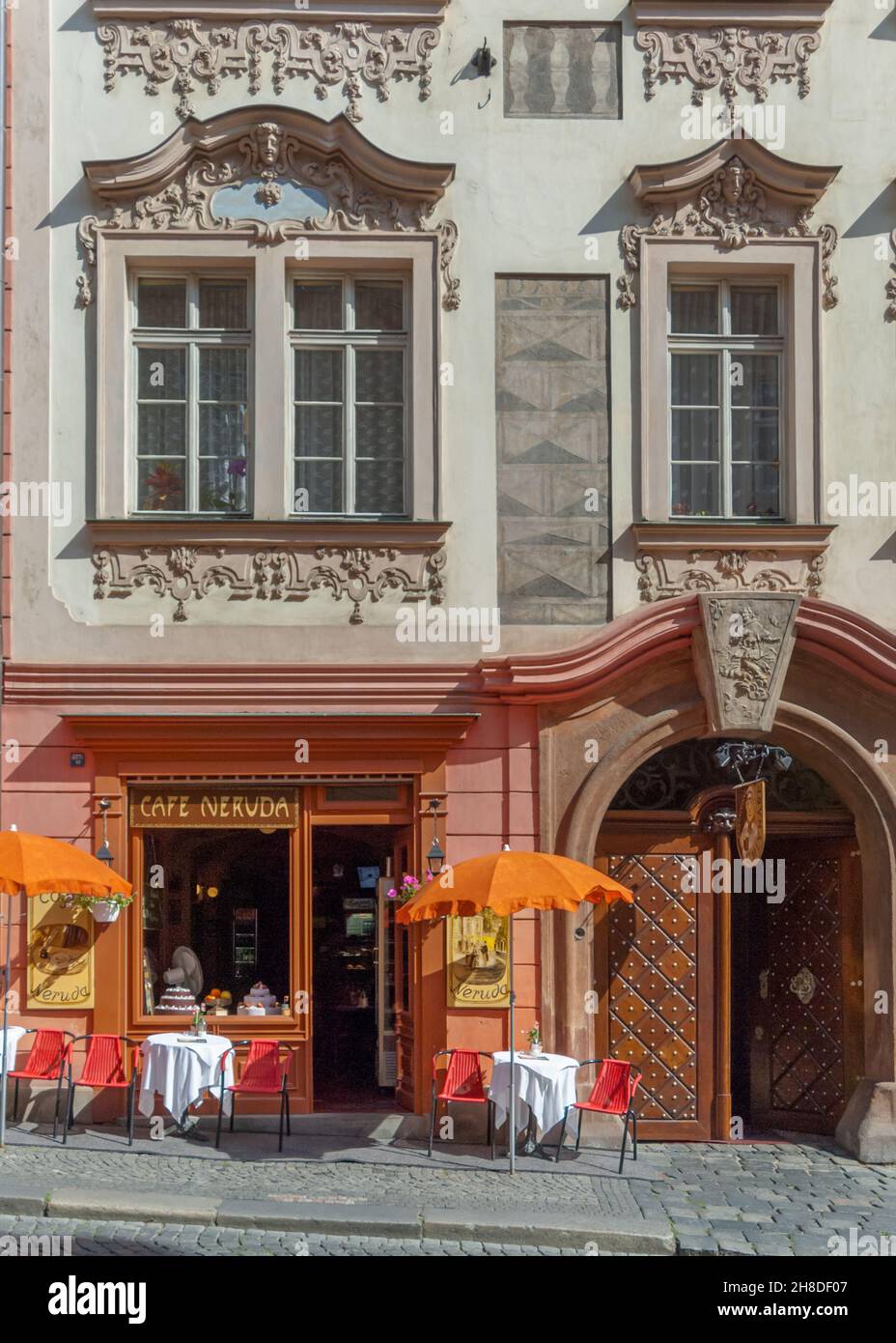 Des tables en plein air ombragées à l'extérieur du Cafe Neruda, un bâtiment de style Renaissance du XVIe siècle dans la rue Nerudova, Malá Strana Banque D'Images
