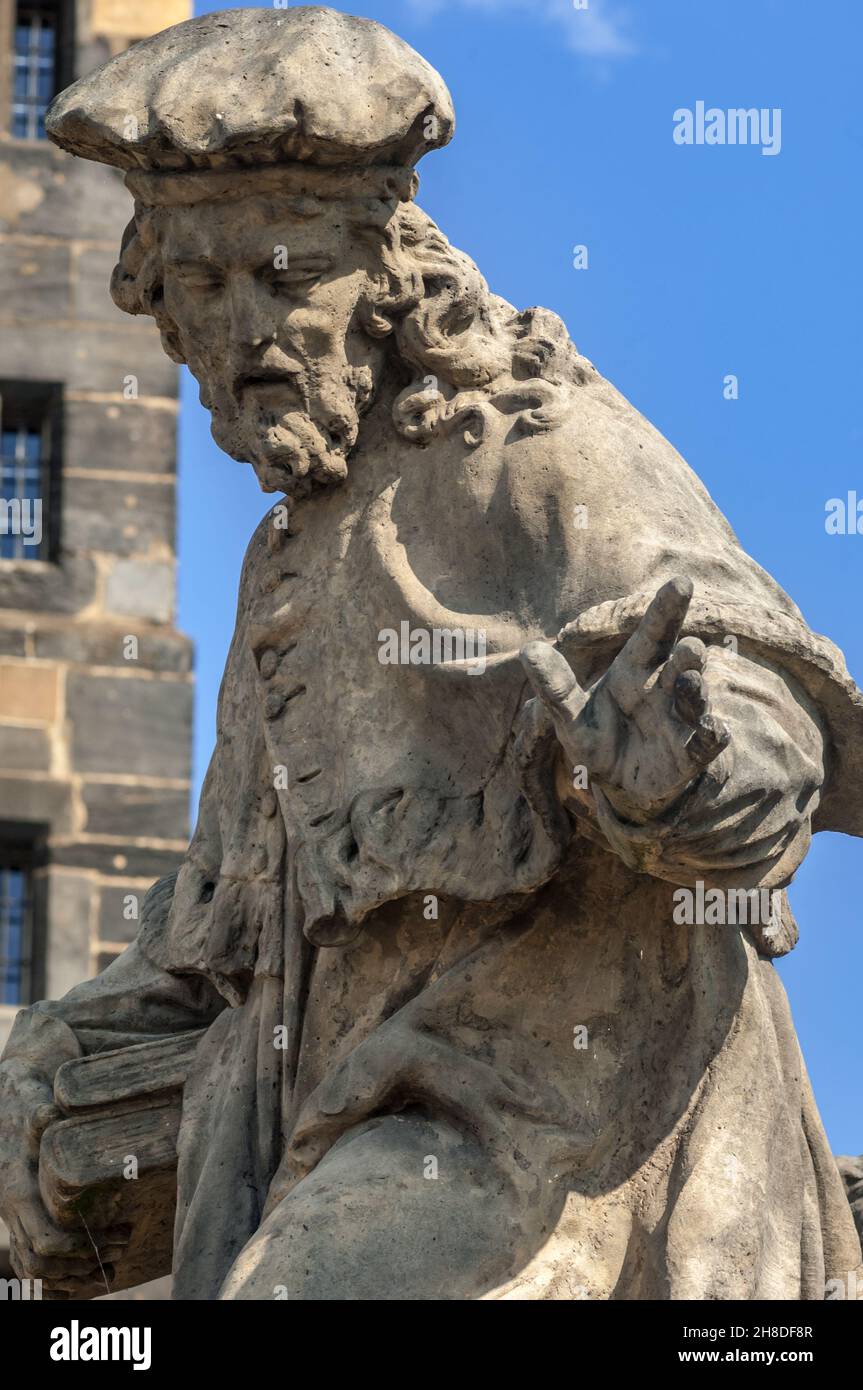 Statue en pierre de Matthias Braun d'Ivo de Kermartin, sur le côté sud du pont Charles de Prague.Ivo était un prêtre paroissial parmi les pauvres de Louannec Banque D'Images