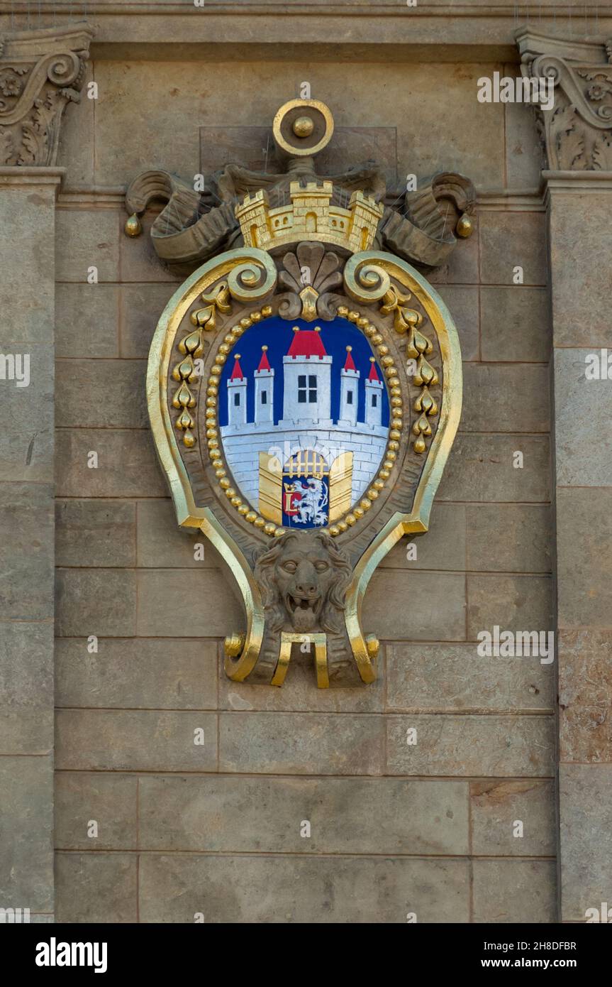 Un bouclier coloré avec les armoiries de Malá Strana sur la façade de la Banque d'épargne tchèque, un bâtiment néo-Renaissance dans la rue Rytírská Banque D'Images