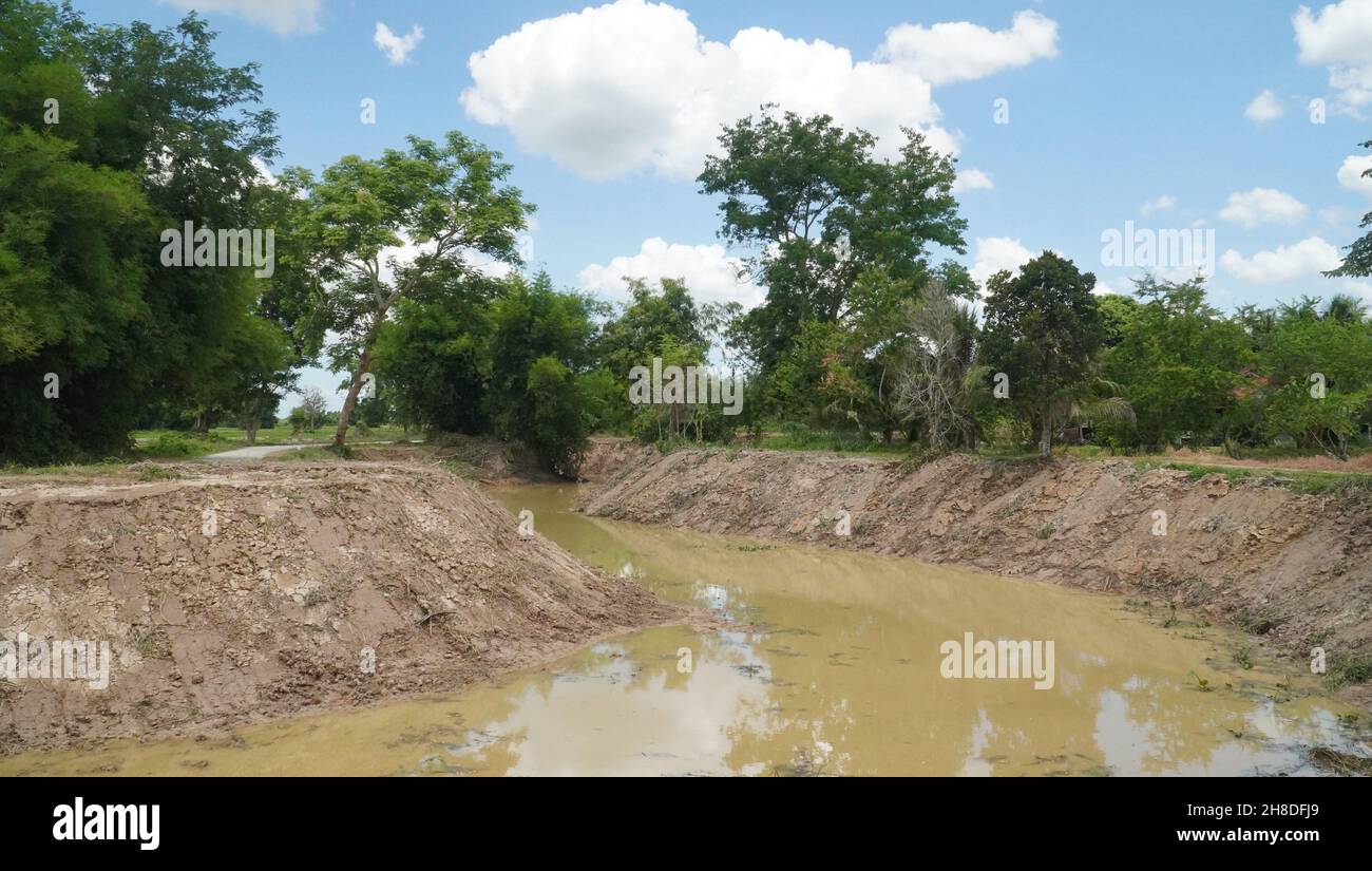 Canal d'eau dragué pour le développement de l'irrigation pendant la saison des pluies en Thaïlande Banque D'Images