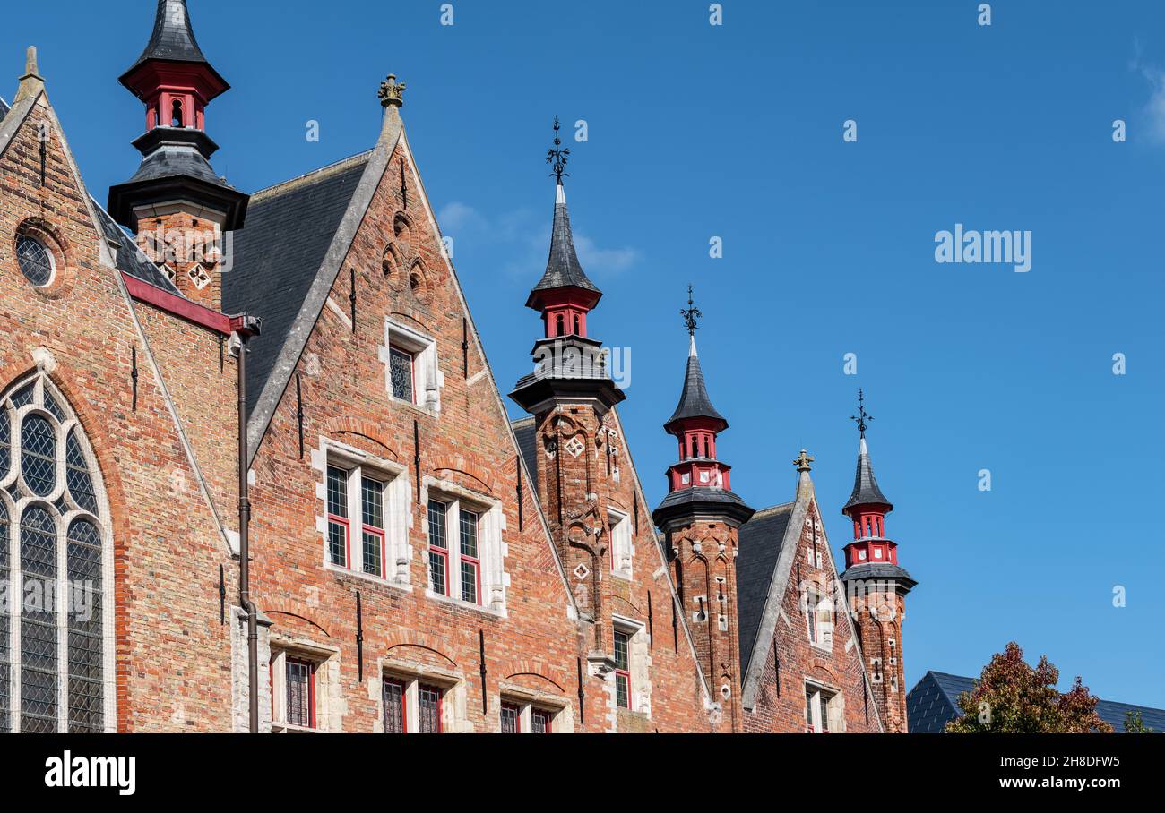 Toits gothiques des bâtiments de Bruges dans le centre-ville. Banque D'Images