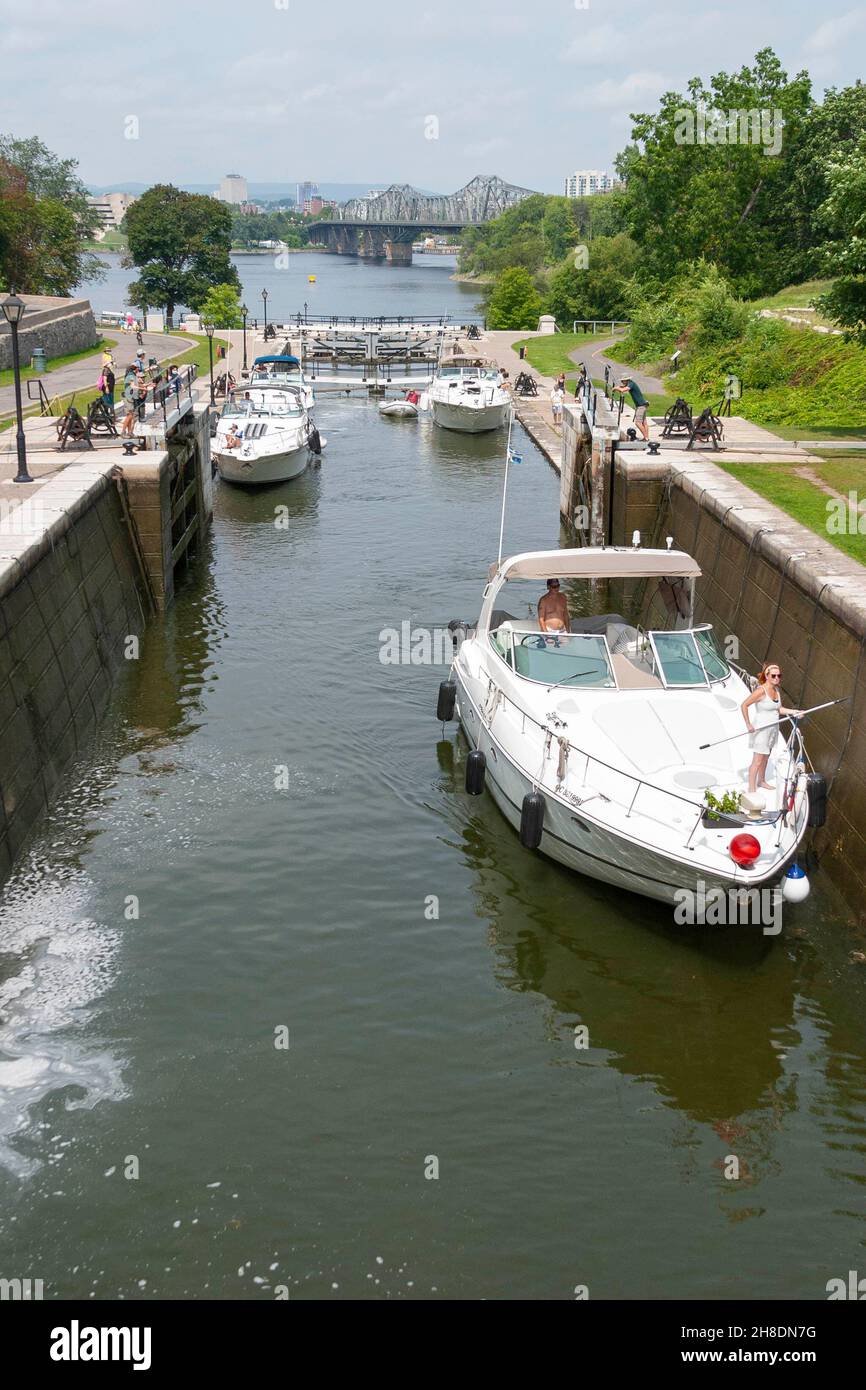 Bateaux attendant de passer les écluses du canal Rideau Ottawa Banque D'Images