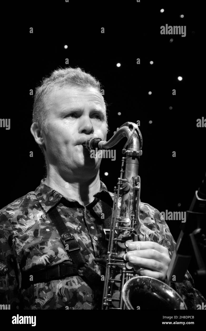 Ian Ballamy joue au Tenor sax, Scarborough Jazz Festival 2021, Royaume-Uni Banque D'Images