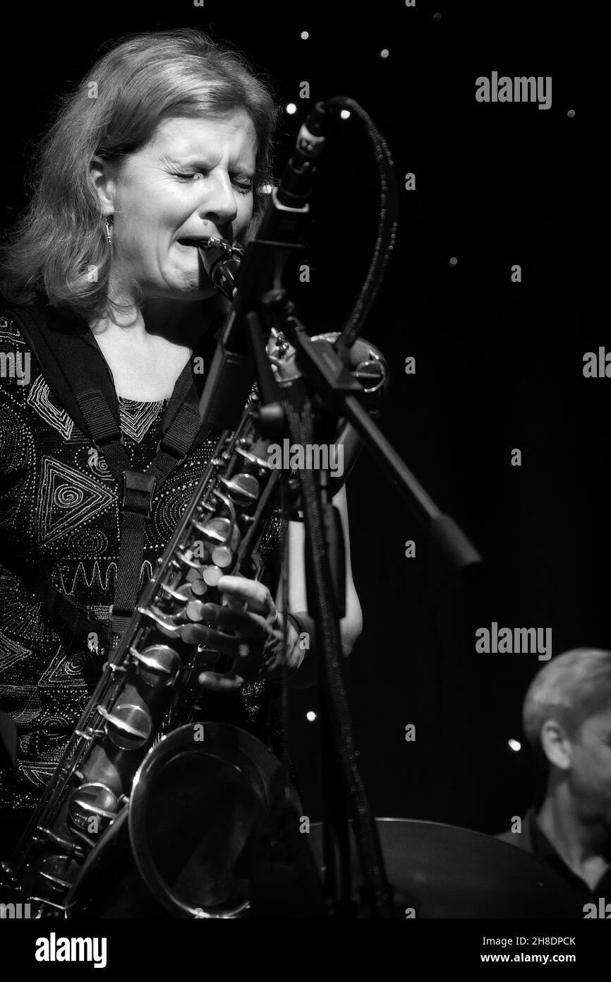 Karen Sharp joue au Tenor sax avec Karen Sharp Quartet, Scarborough Jazz Festival 2021, Royaume-Uni Banque D'Images