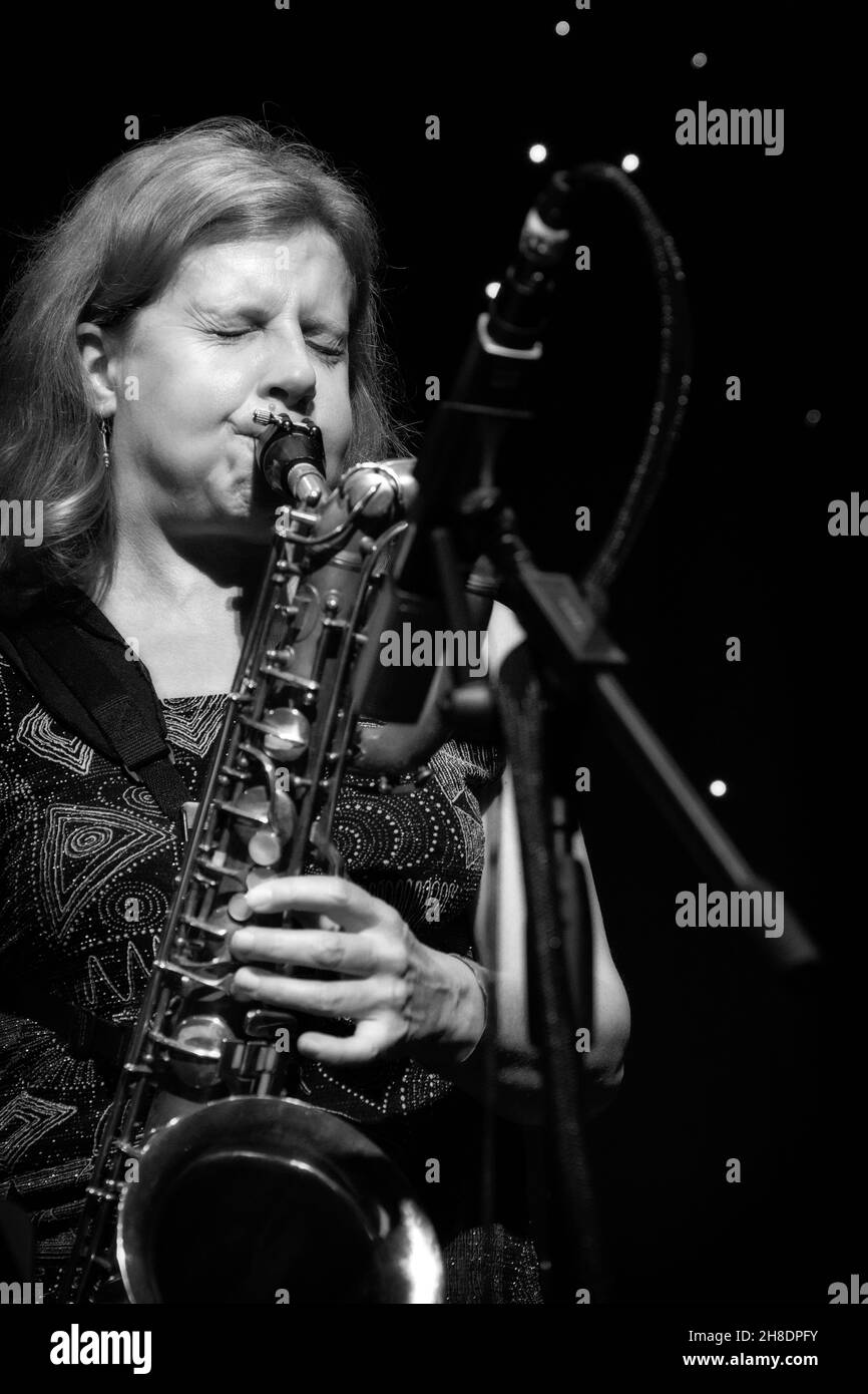 Karen Sharp joue au Tenor sax avec Karen Sharp Quartet, Scarborough Jazz Festival 2021, Royaume-Uni Banque D'Images