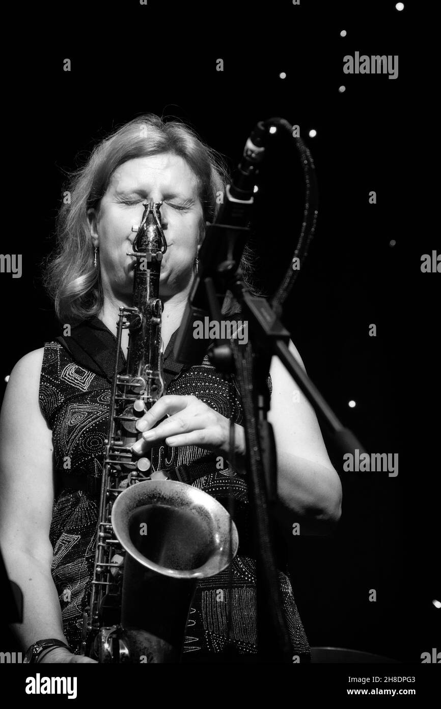 Karen Sharp joue au Tenor sax avec Karen Sharp Quartet, Scarborough Jazz Festival 2021, Royaume-Uni Banque D'Images