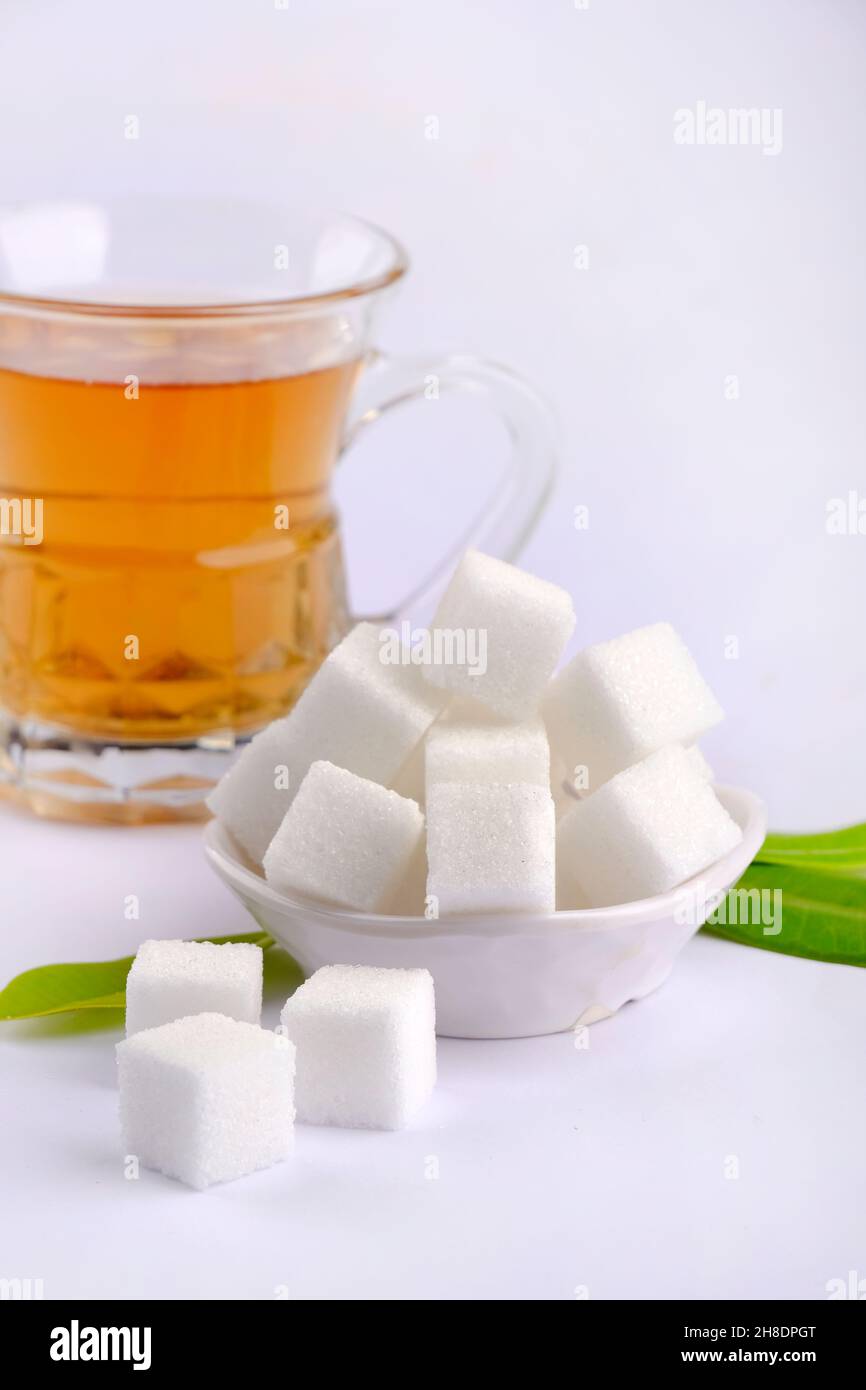 Cubes de sucre raffinés sur fond blanc. Banque D'Images