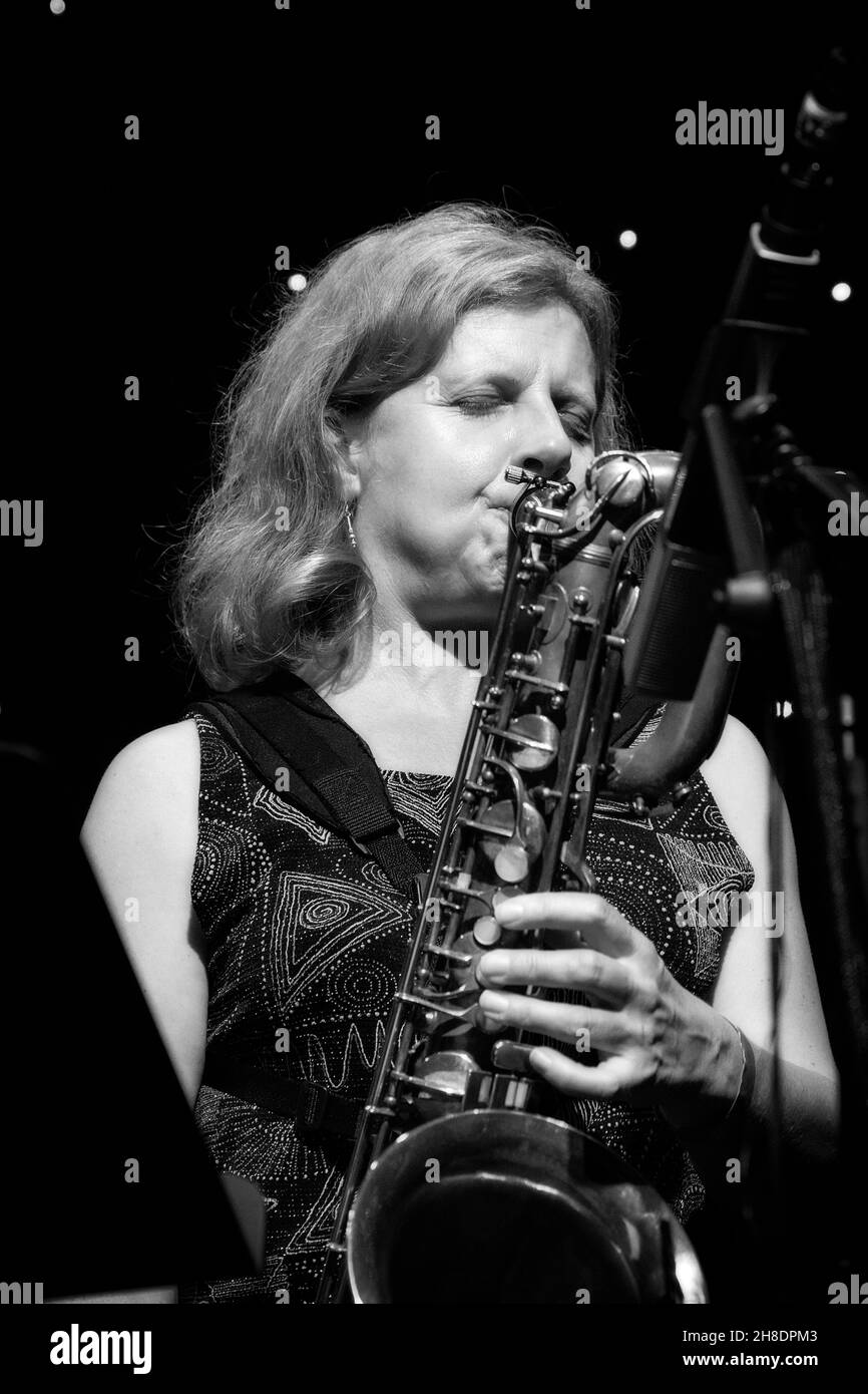 Karen Sharp joue au Tenor sax avec Karen Sharp Quartet, Scarborough Jazz Festival 2021, Royaume-Uni Banque D'Images