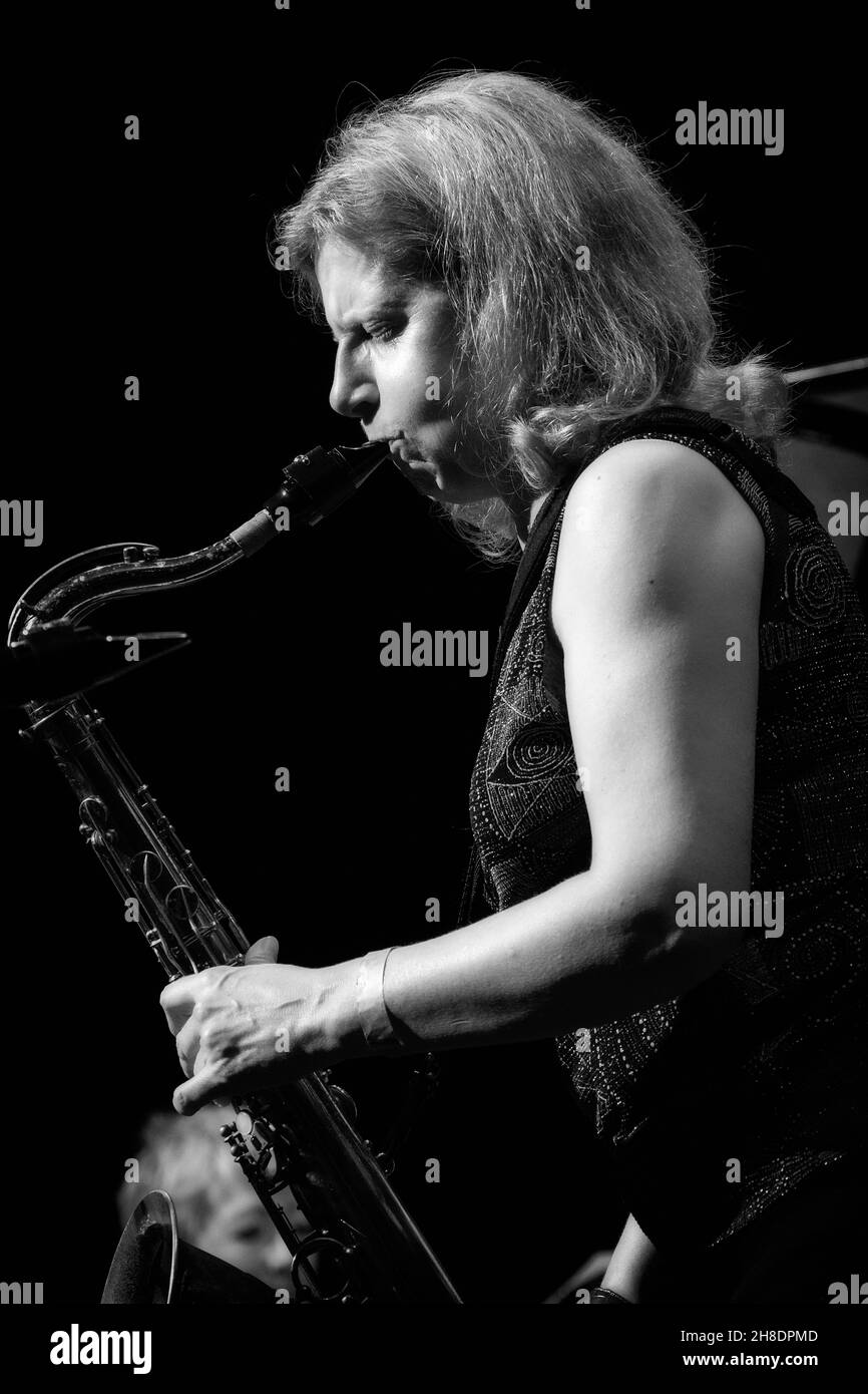 Karen Sharp joue au Tenor sax avec Karen Sharp Quartet, Scarborough Jazz Festival 2021, Royaume-Uni Banque D'Images