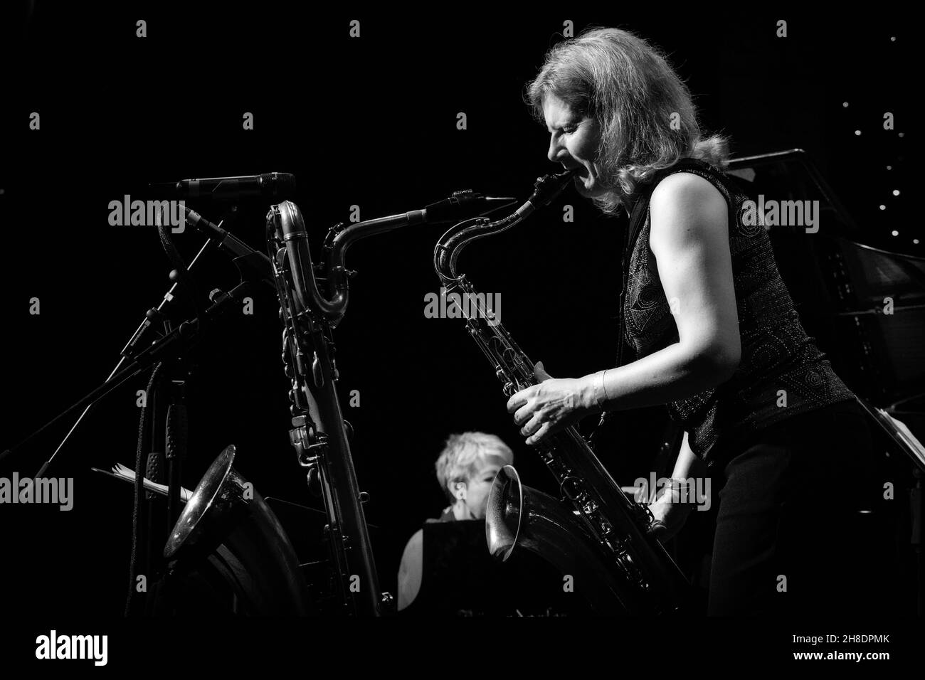 Karen Sharp joue au Tenor sax avec Karen Sharp Quartet, Scarborough Jazz Festival 2021, Royaume-Uni Banque D'Images