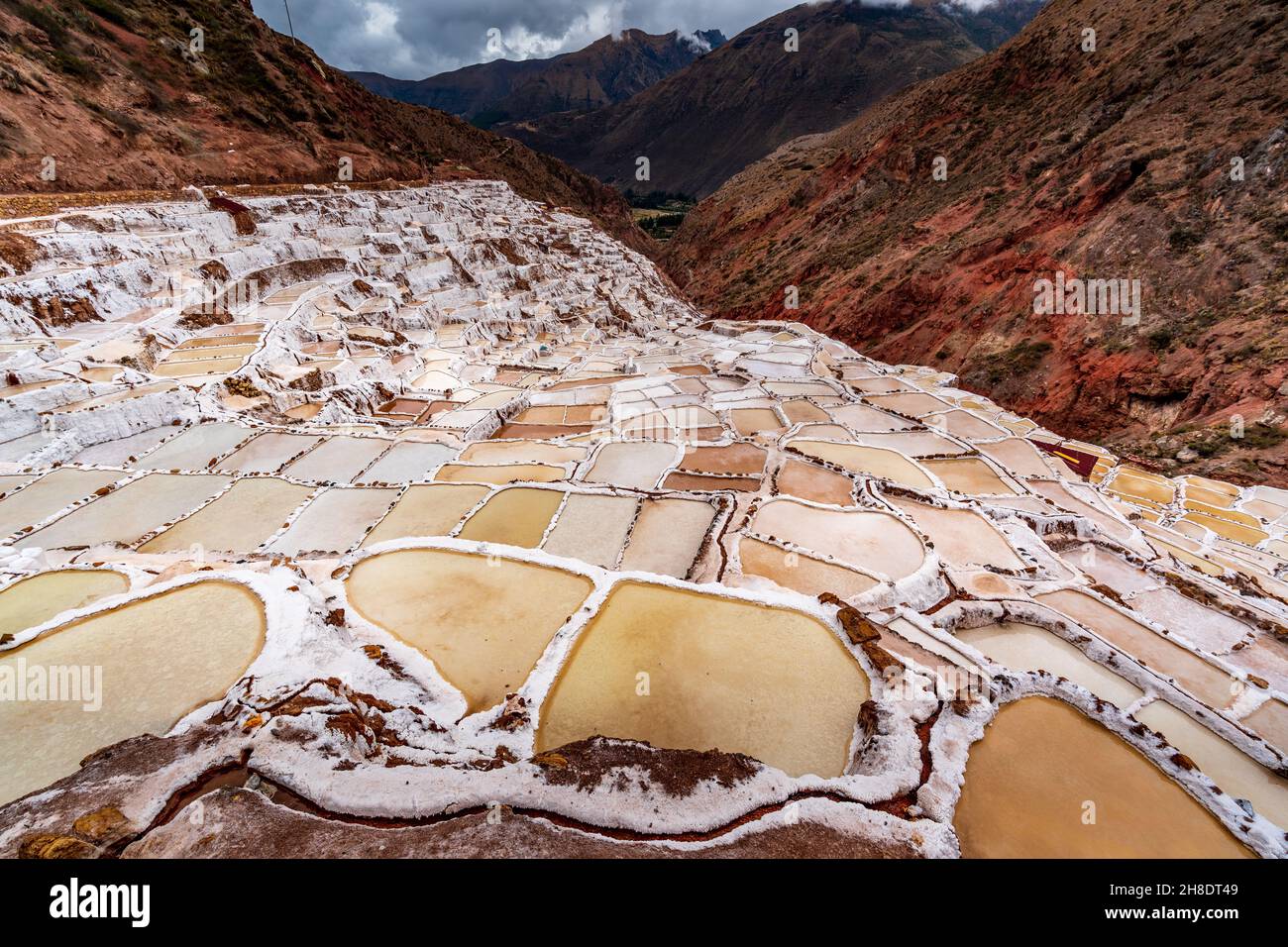 Vue depuis le sommet du Pérou, Maras - terrasses salées des Incas. Banque D'Images