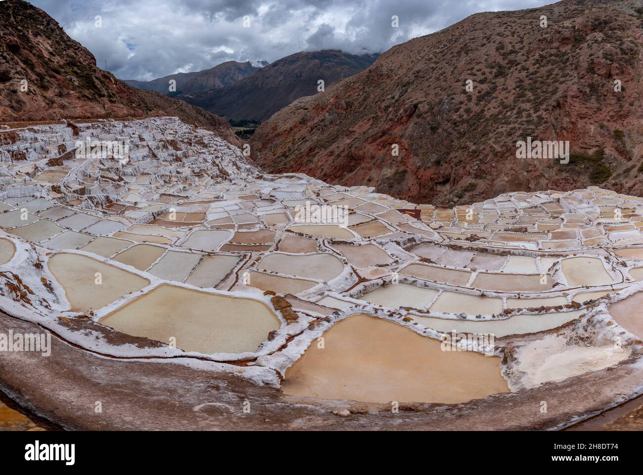 Vue depuis le sommet du Pérou, Maras - terrasses salées des Incas. Banque D'Images