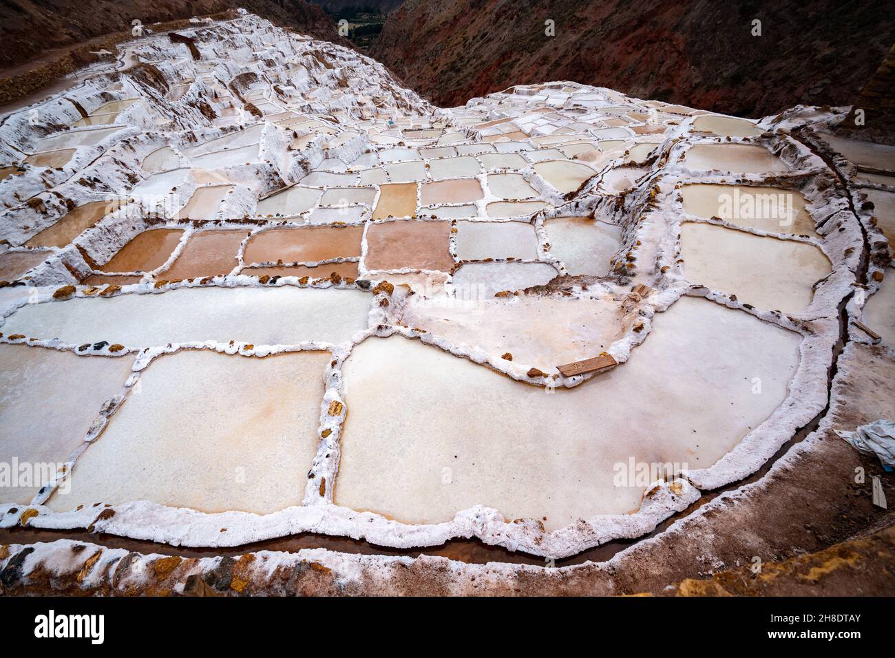 Vue depuis le sommet du Pérou, Maras - terrasses salées des Incas. Banque D'Images