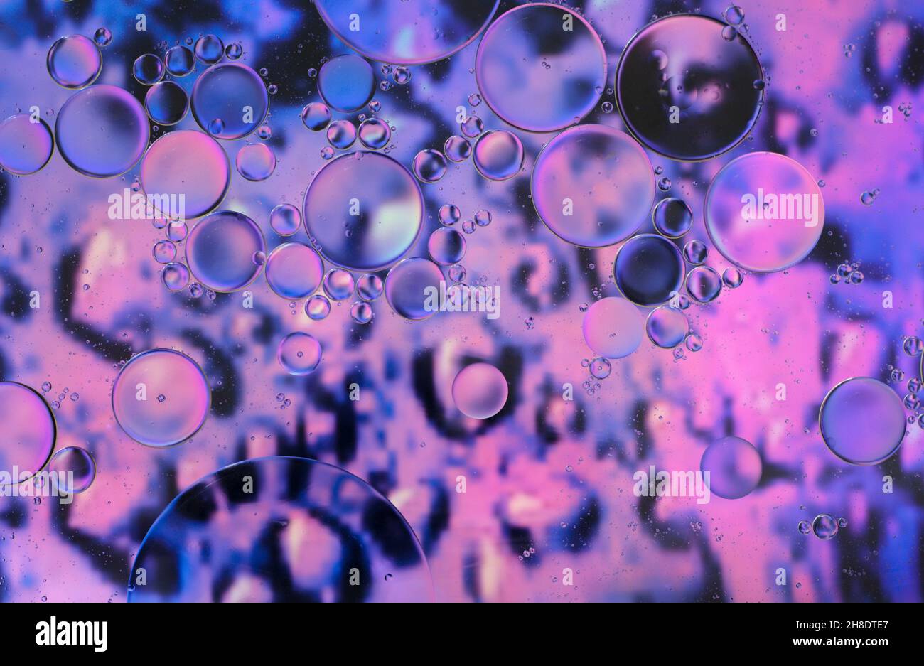 arrière-plan abstrait de couleur violet de velours ou violet clair d'huile flottant sur l'eau Banque D'Images