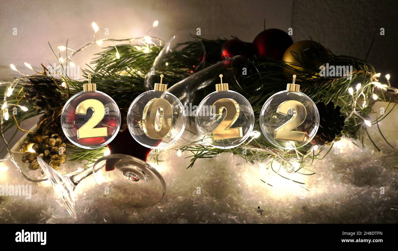 bonne année 2022 chiffres en boules de verre transparent sur la décoration avec fairylights verres à champagne dans la neige illuminée Banque D'Images