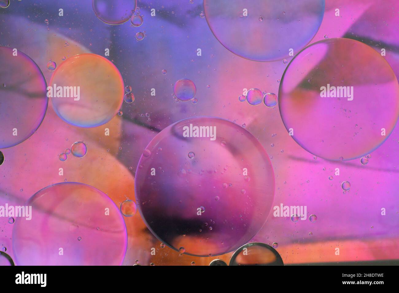 arrière-plan abstrait de couleur violet de velours ou violet clair d'huile flottant sur l'eau Banque D'Images