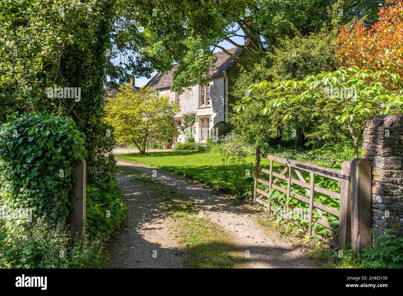 Une ancienne ferme traditionnelle en pierre dans le village de Cotswold de Cold Aston (alias Aston Blank), Gloucestershire Royaume-Uni Banque D'Images